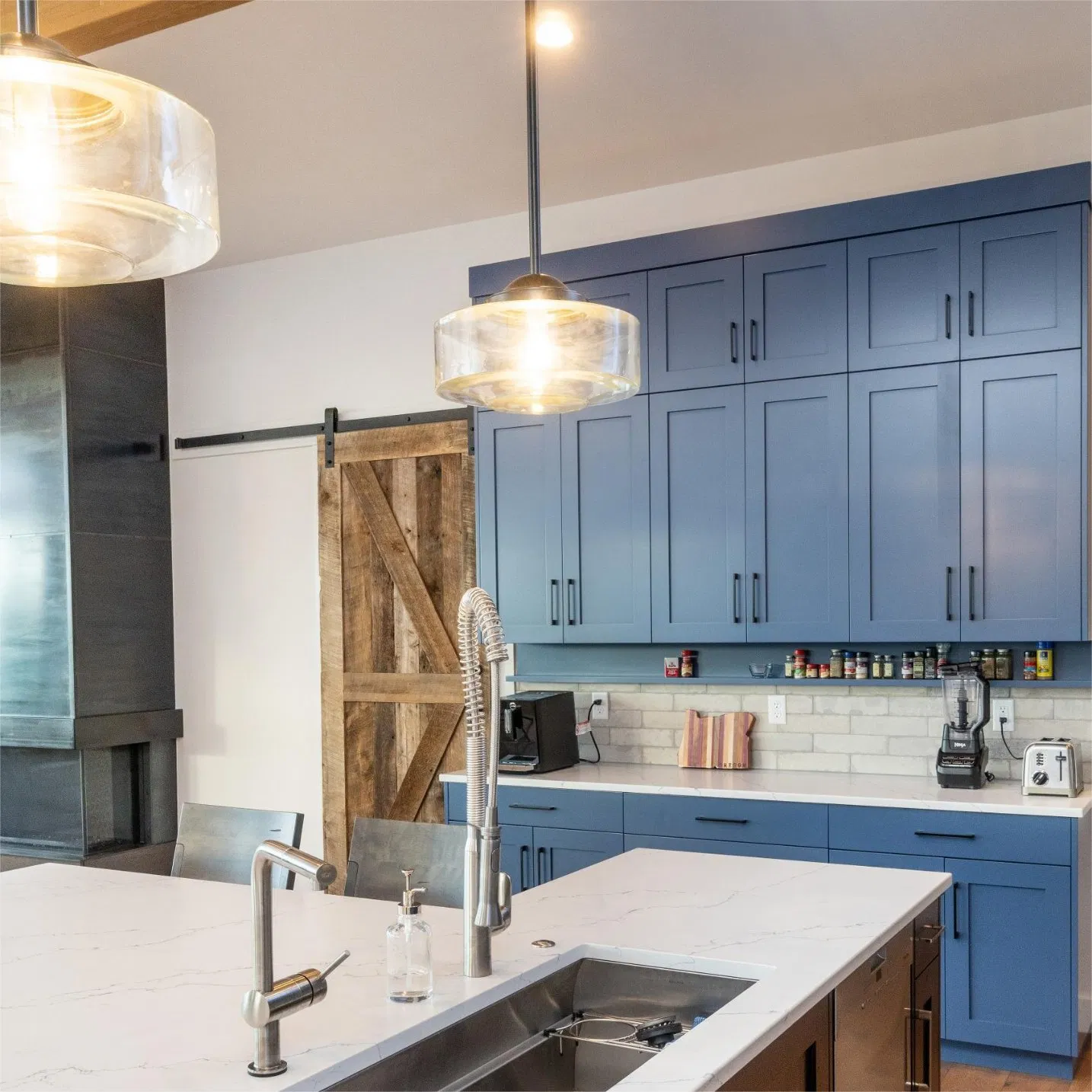 Designs de Armários de Parede de Luxo de Grande Capacidade para Remodelação de Cozinha Ilha de Cozinha Azul