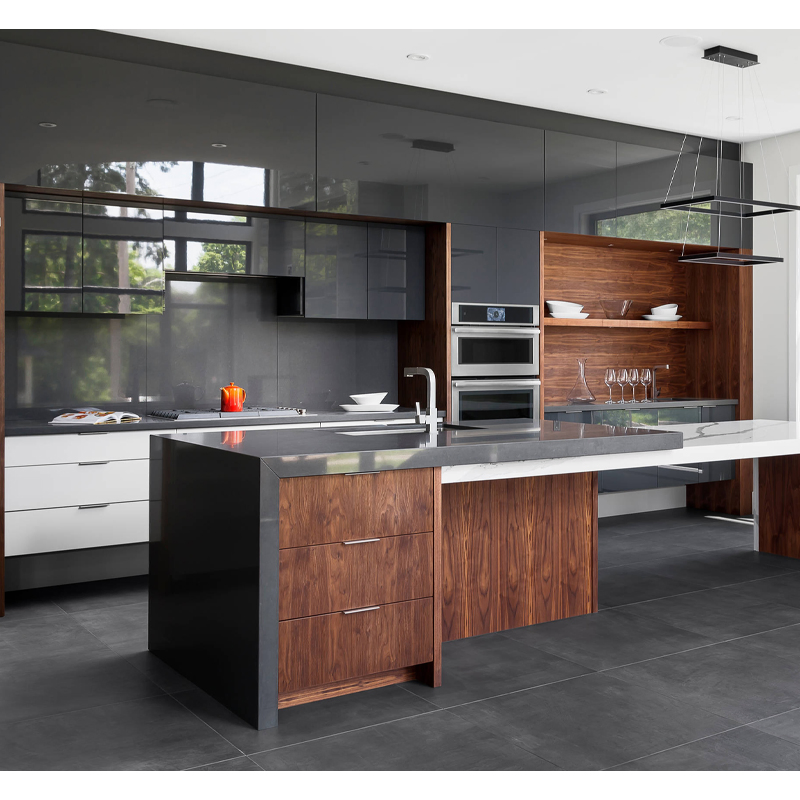 Armário de Cozinha em Laca Cinza Brilhante e Ilha de Madeira com Design Moderno