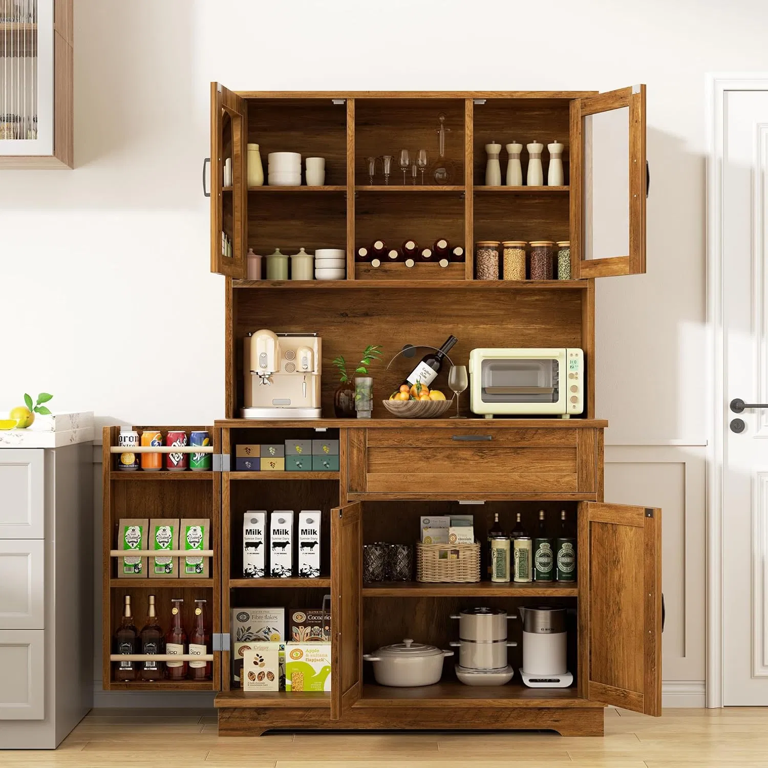 Buffet alto de madeira marrom com portas de vidro, suporte para vinho e gavetas
