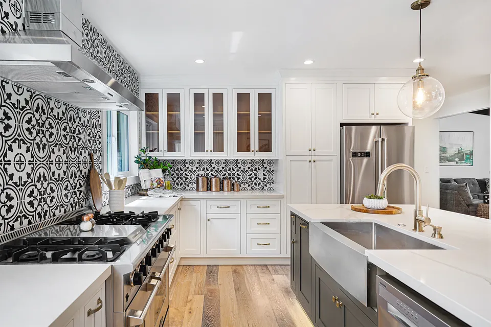 Gabinete de Cozinha com Porta de Painel Estilo Americano Shaker, Armário Base com Cesta Retrátil