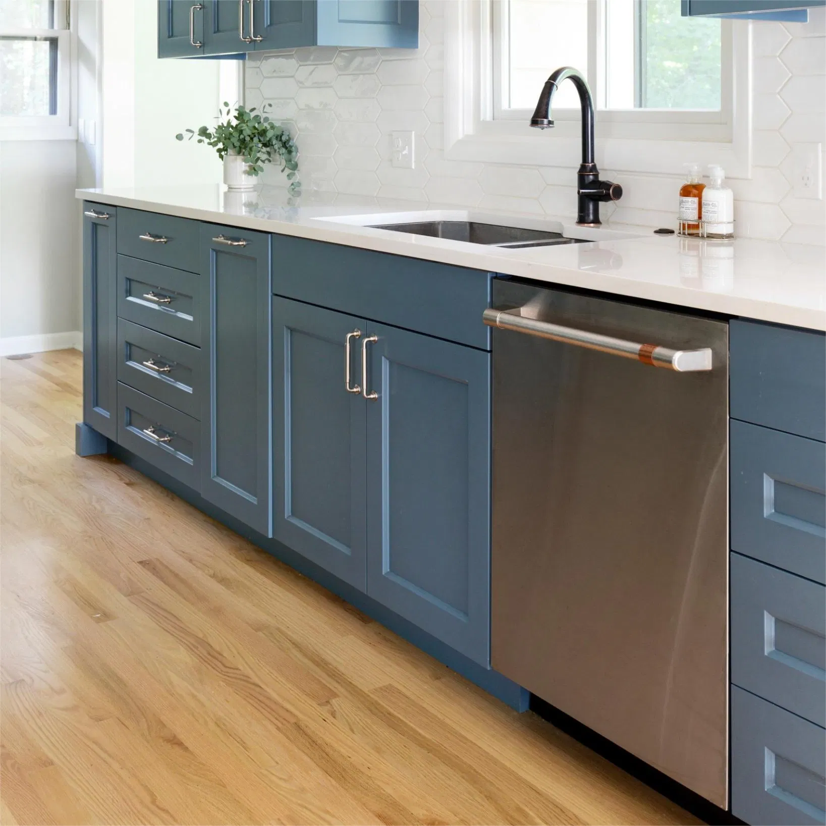 Designs de Armários de Parede de Luxo de Grande Capacidade para Remodelação de Cozinha Ilha de Cozinha Azul