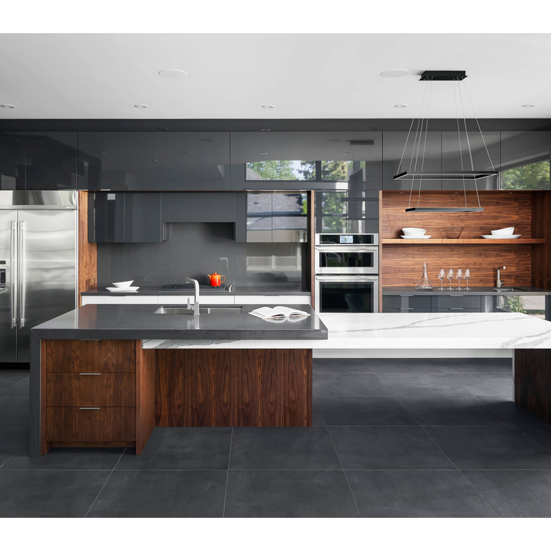 Armário de Cozinha em Laca Cinza Brilhante e Ilha de Madeira com Design Moderno
