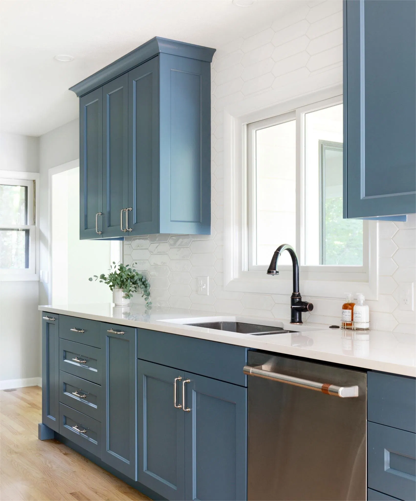 Designs de Armários de Parede de Luxo de Grande Capacidade para Remodelação de Cozinha Ilha de Cozinha Azul