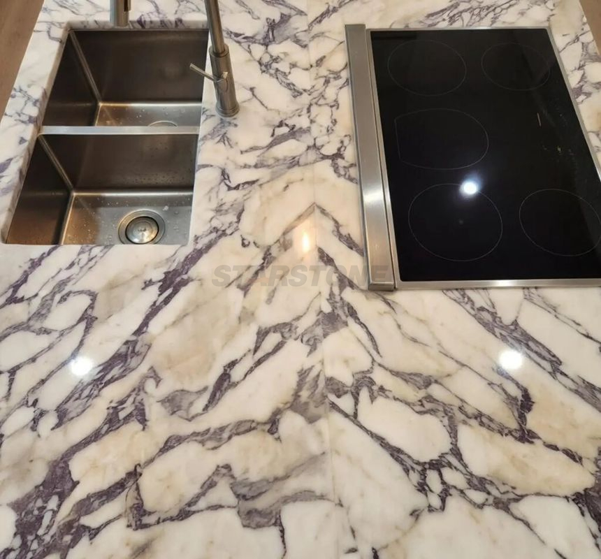Ilha de Cozinha de Mármore Calacatta Viola Personalizada de Luxo com Topo de Contraposição Roxo e Branco para Interiores Residenciais e Comerciais Modernos