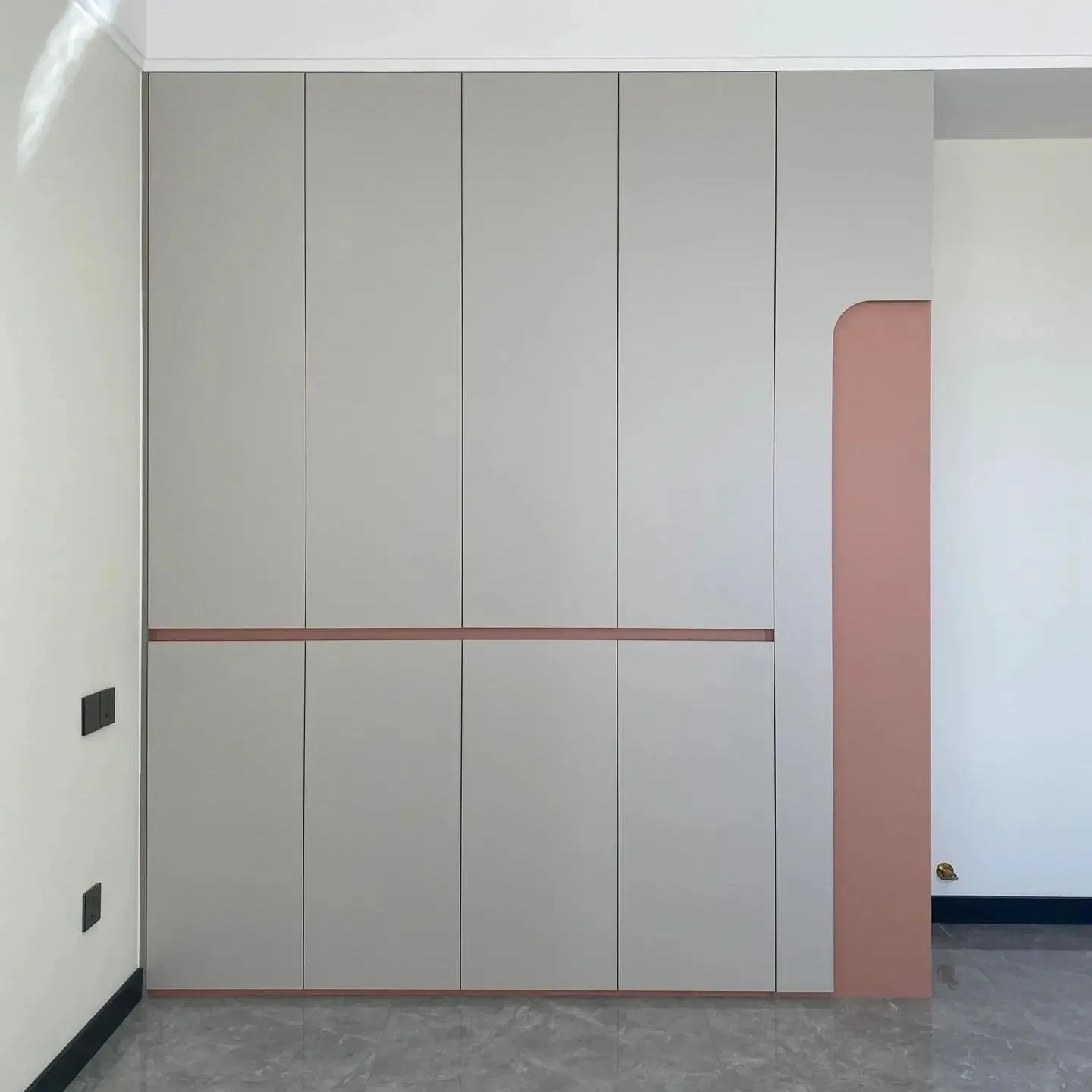 Guarda-roupa de madeira teca sob medida Godrej por atacado com design de gavetas para o quarto, centro de casa, closet de canto, moderno, com porta de vidro plástico