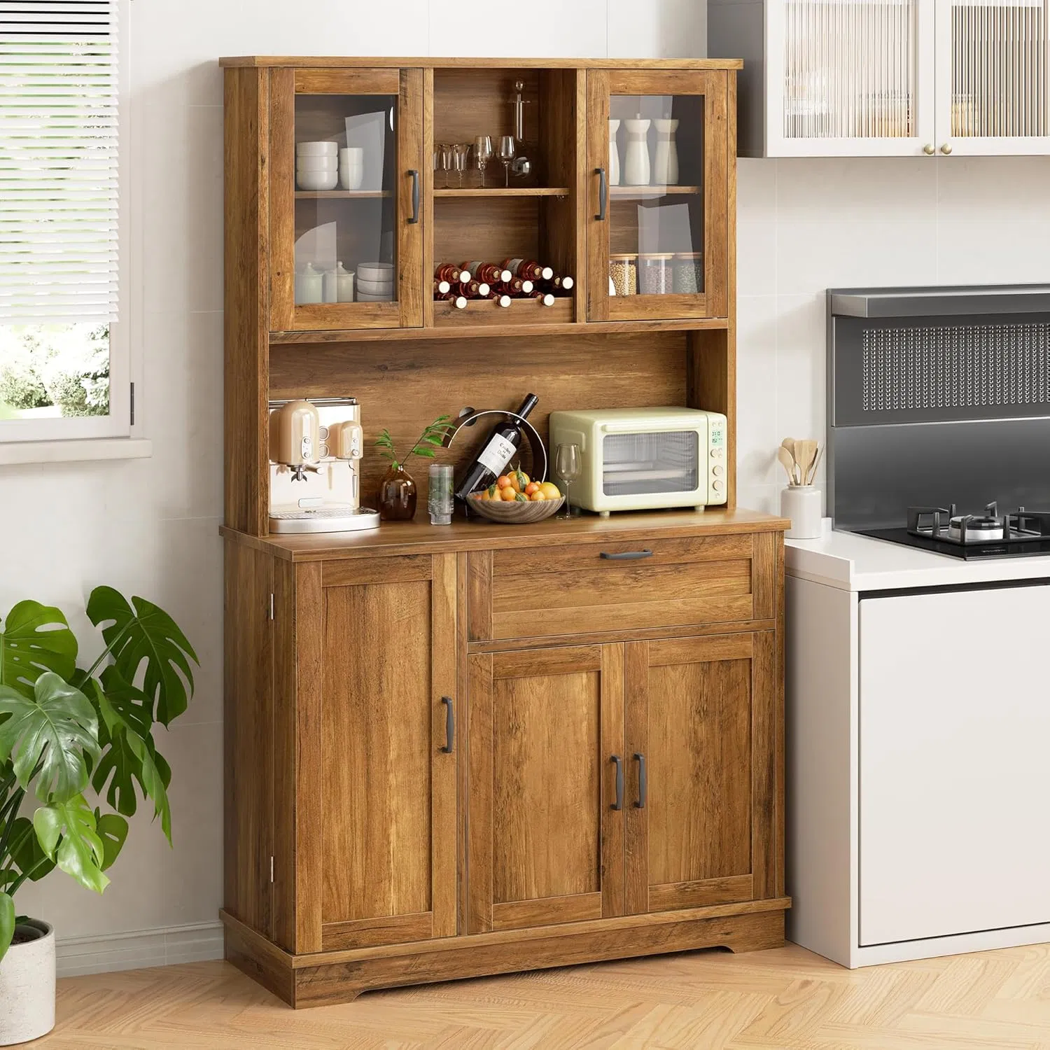 Buffet alto de madeira marrom com portas de vidro, suporte para vinho e gavetas 3