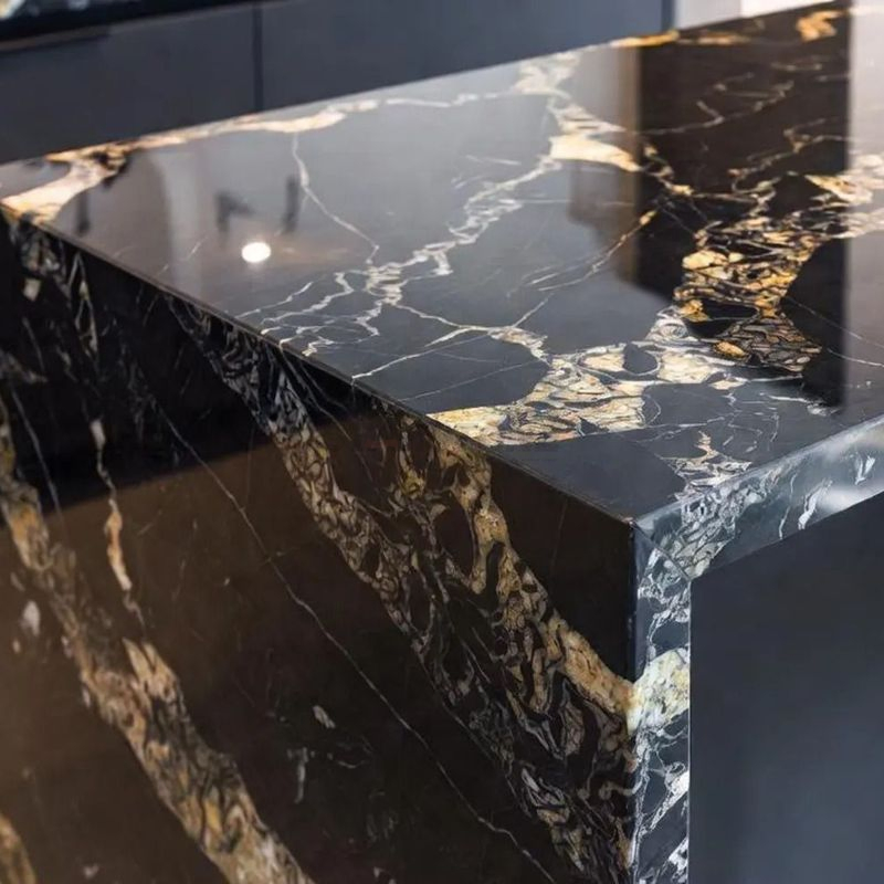 Bancada de Cozinha em Mármore Nero Marquina de Luxo com Superfície de Pedra Preta Polida Design Moderno de Armário de Bar em Casa