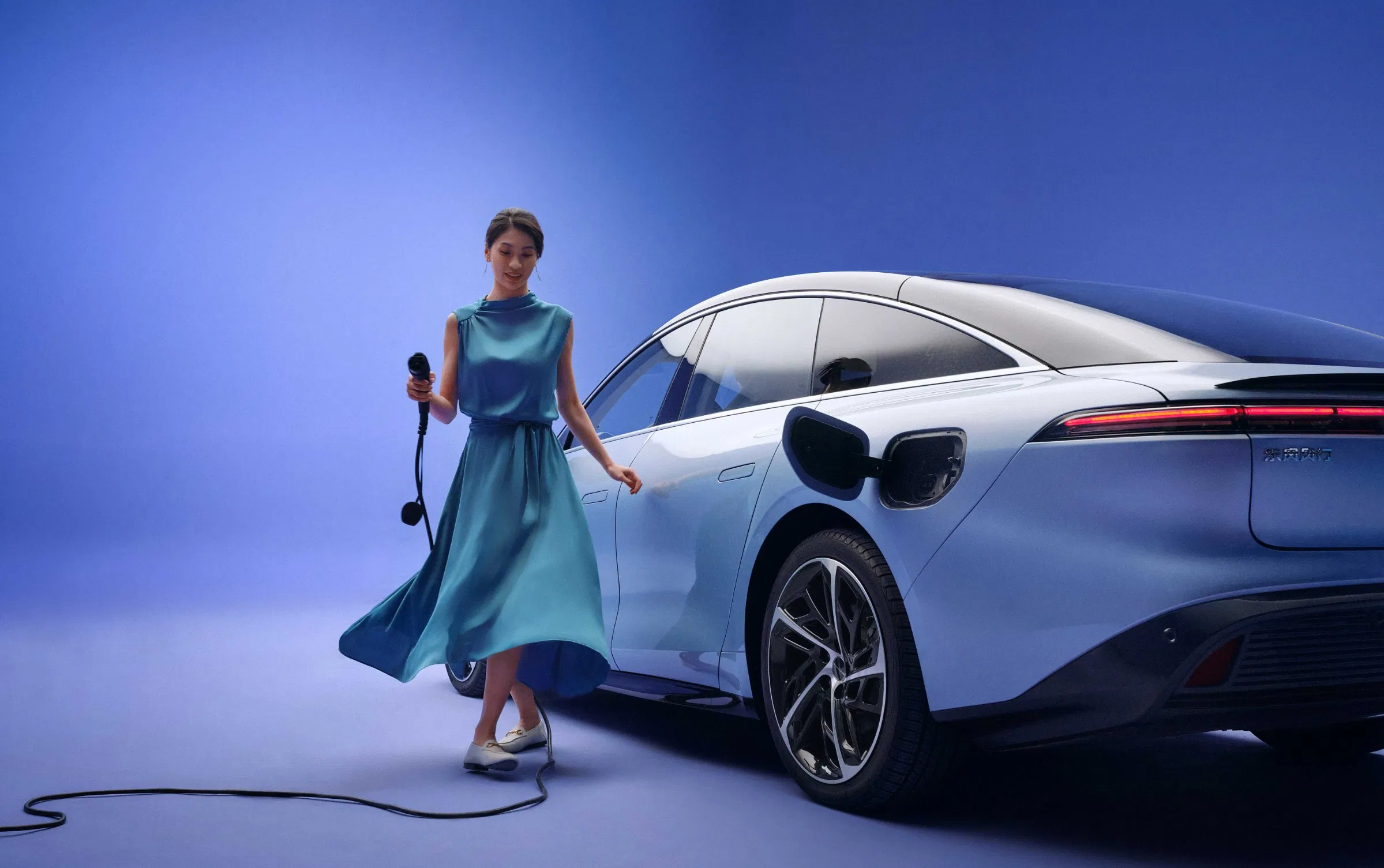 Forthing S7 Vehículo Eléctrico Premium con Sistema de Suspensión Trasera de Doble Brazo