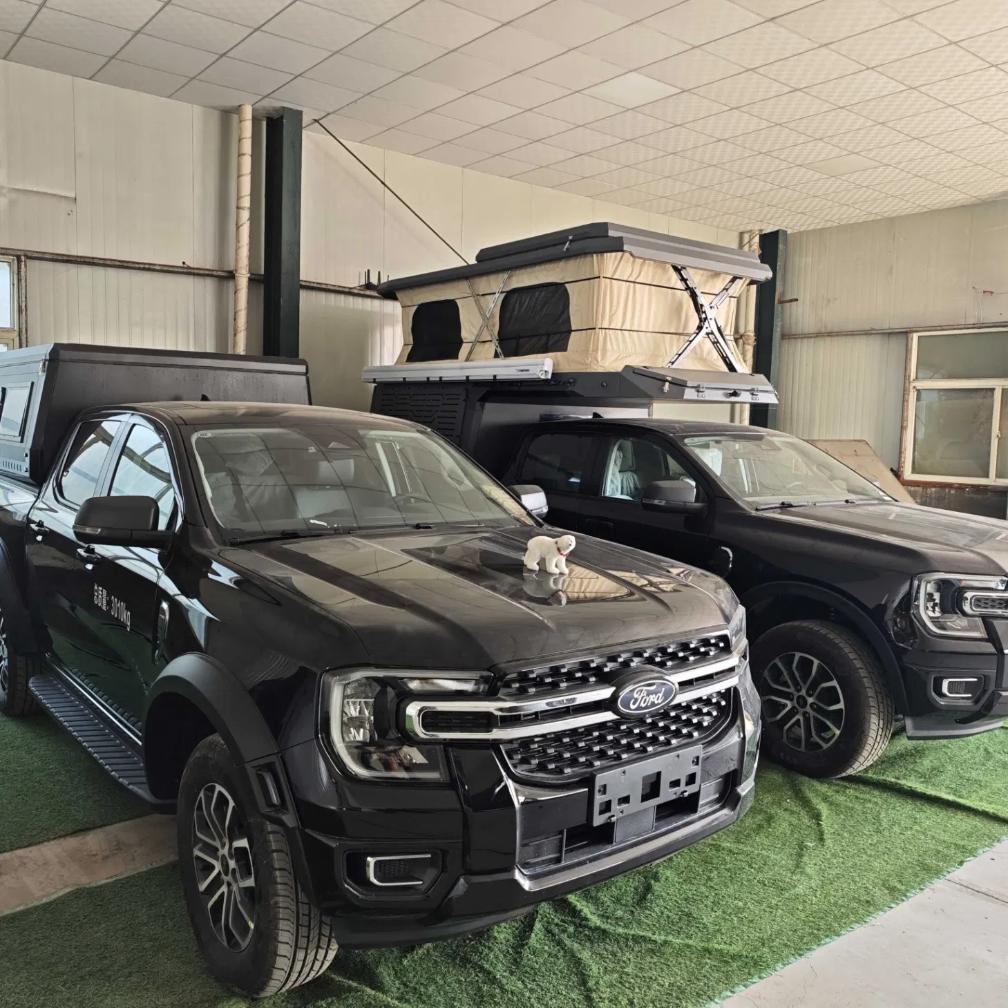 Sistema de camper modular de camión desplegable con interior configurable y energía solar opcional