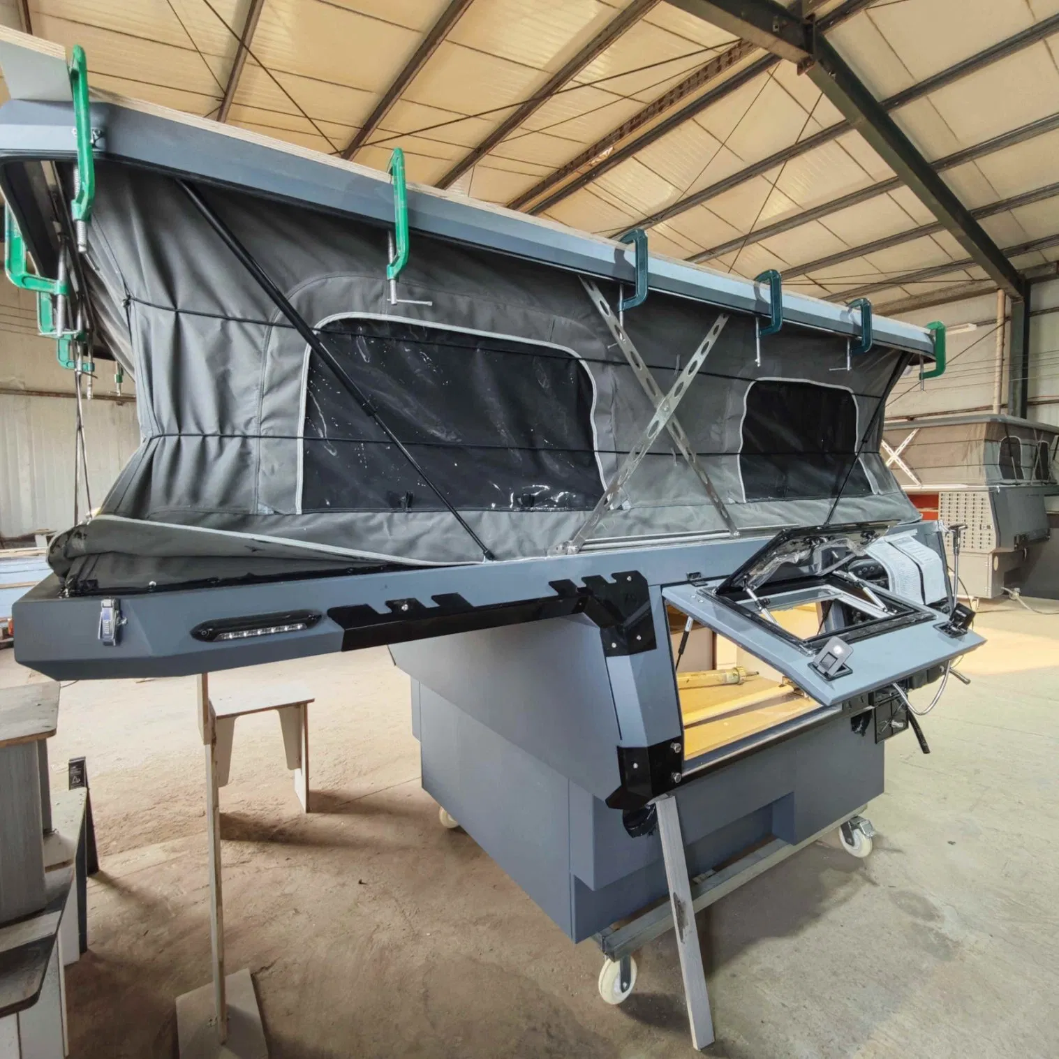 Camper de camión ecológico y portátil utilizando materiales reciclados y sistemas de bajo consumo energético