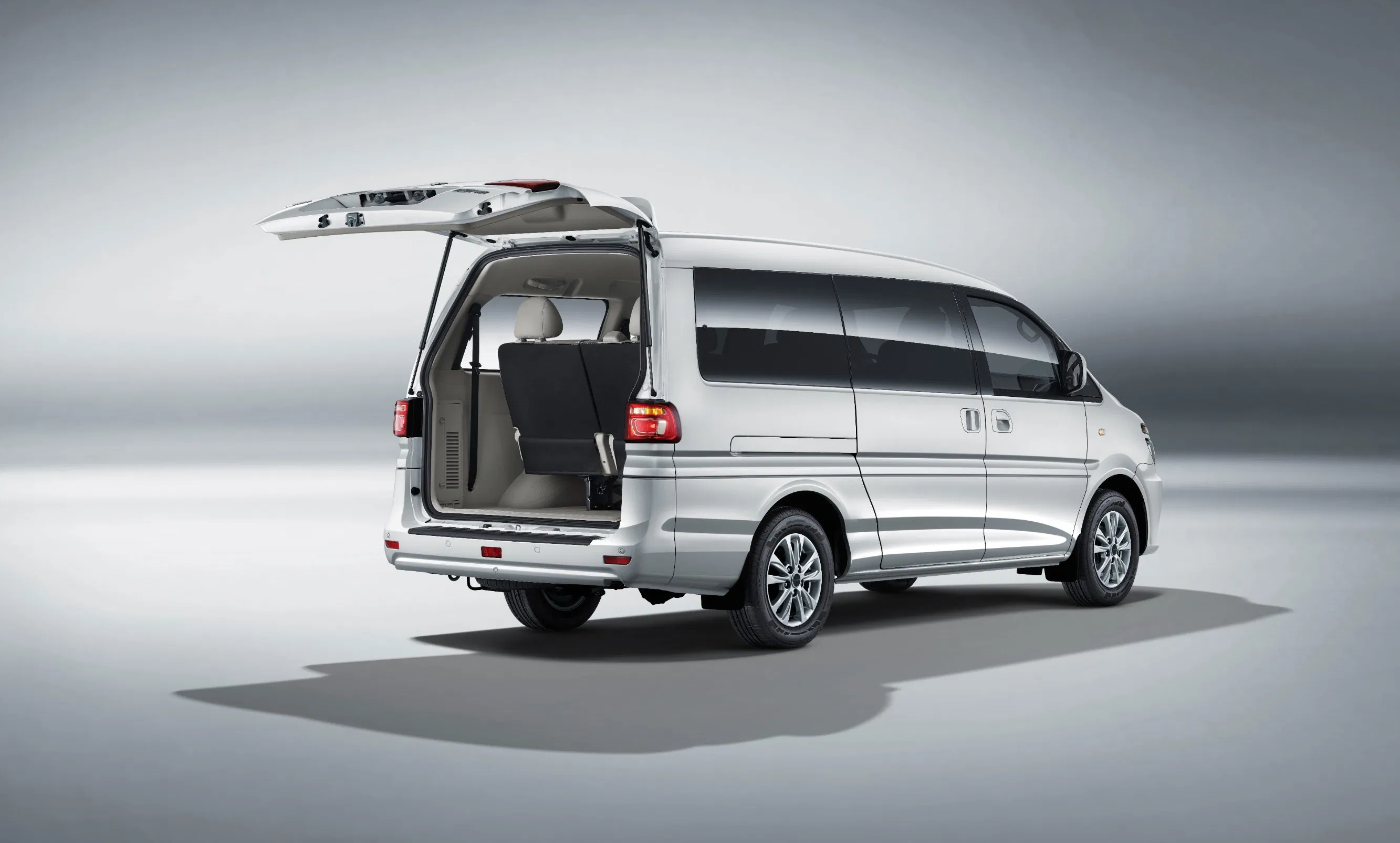 Forthing Lingzhi M5 Furgón con Suspensión Mejorada y Diseño de Doble Brazo