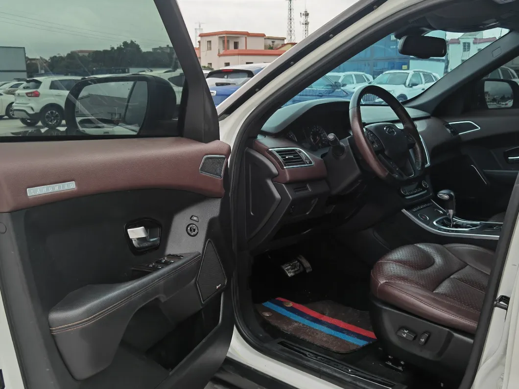 Land Wind X7 Interior 2