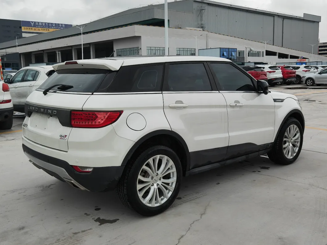 Land Wind X7 Lado