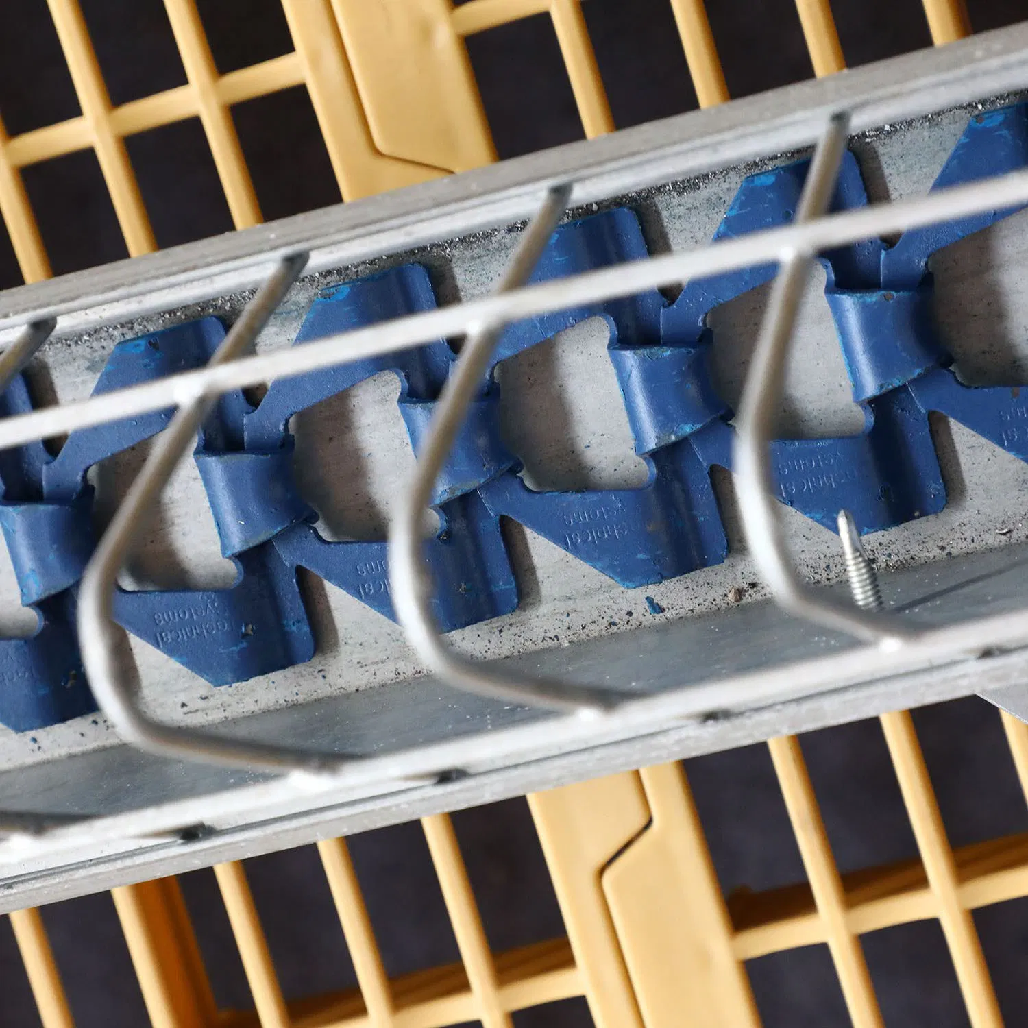 Sistema de alimentación de cadena completa para criadores de aves de corral (tipo suspensión)