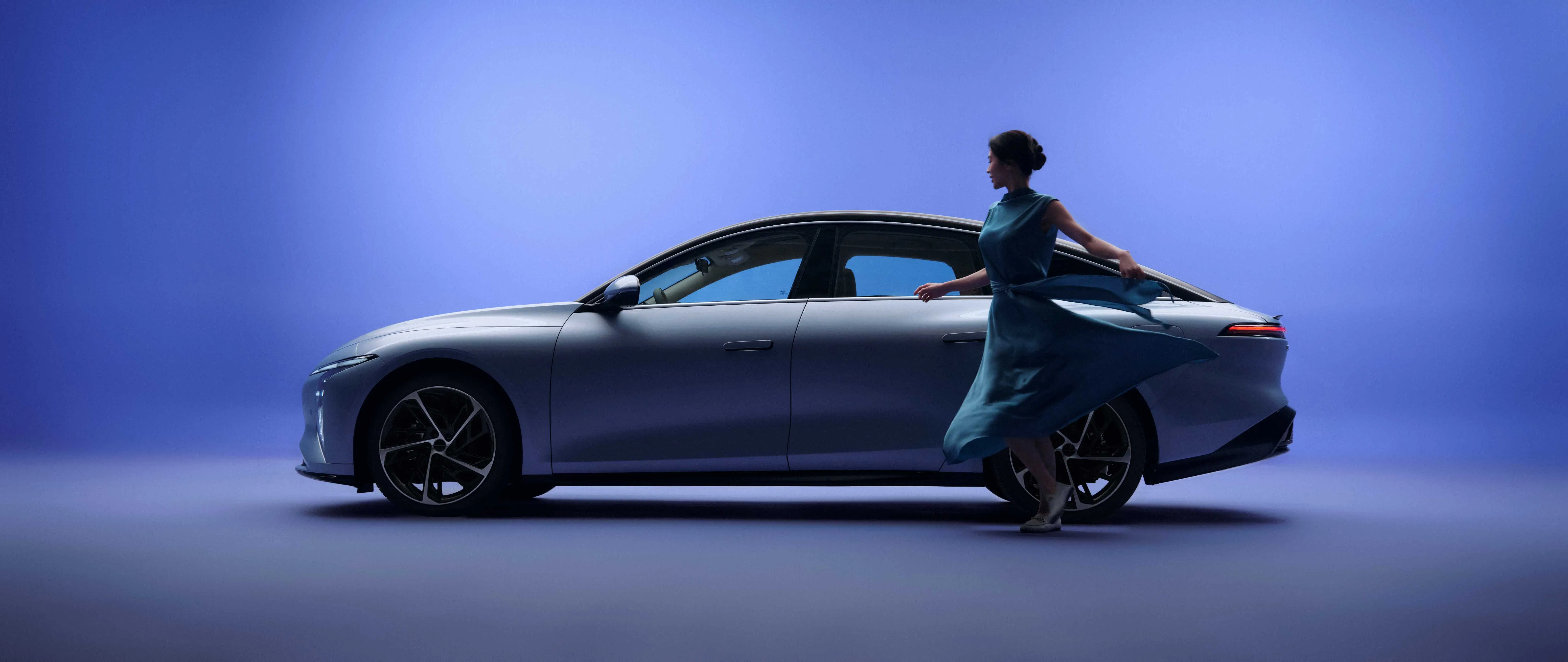 Forthing S7 Vehículo Eléctrico Premium con Sistema de Suspensión Trasera de Doble Brazo