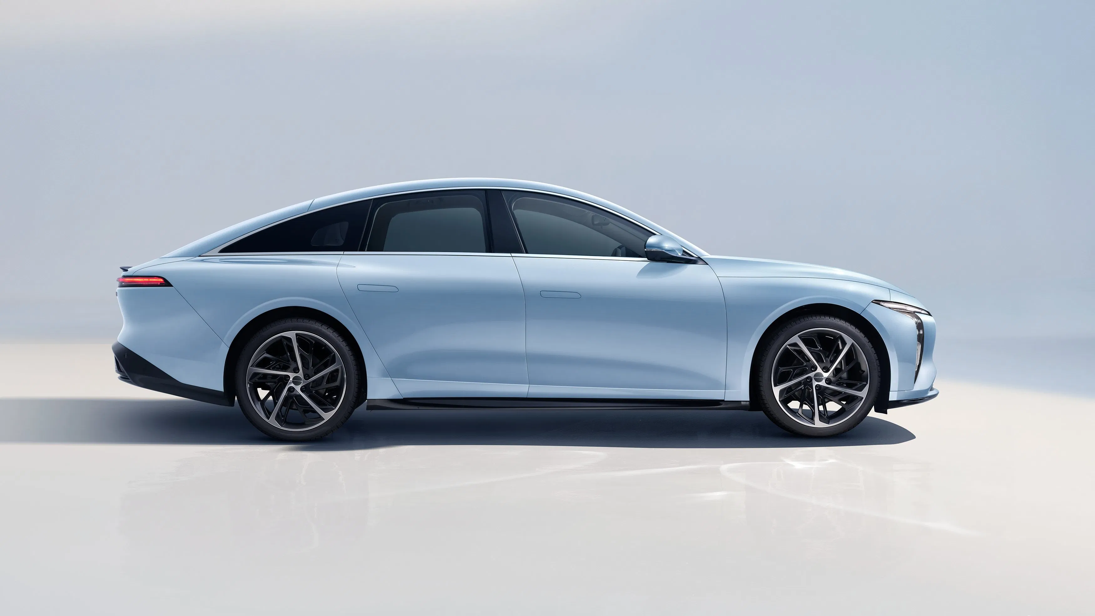 Coche Dongfeng Forthing S7 Suspensión Delantera Macpherson Eficiente Automóvil Eléctrico Puro
