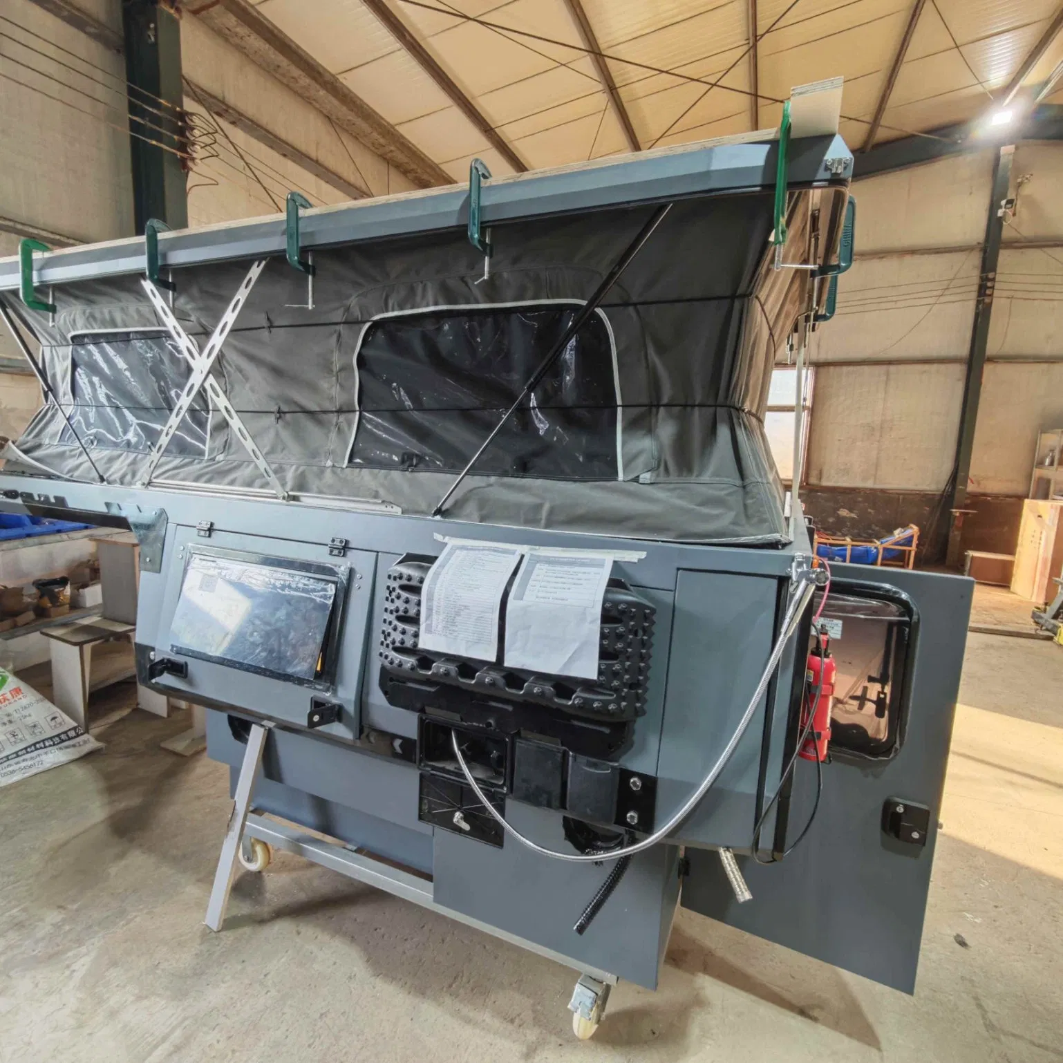 Camper de camión ecológico y portátil utilizando materiales reciclados y sistemas de bajo consumo energético