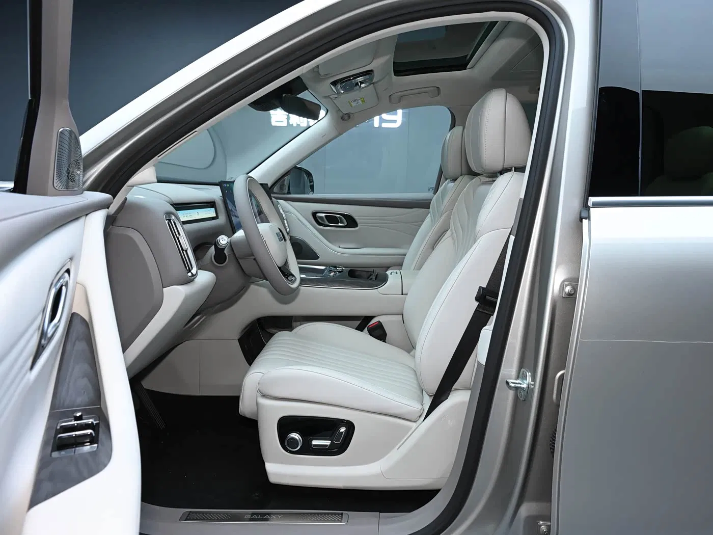 Geely Galaxy M9 Interior
