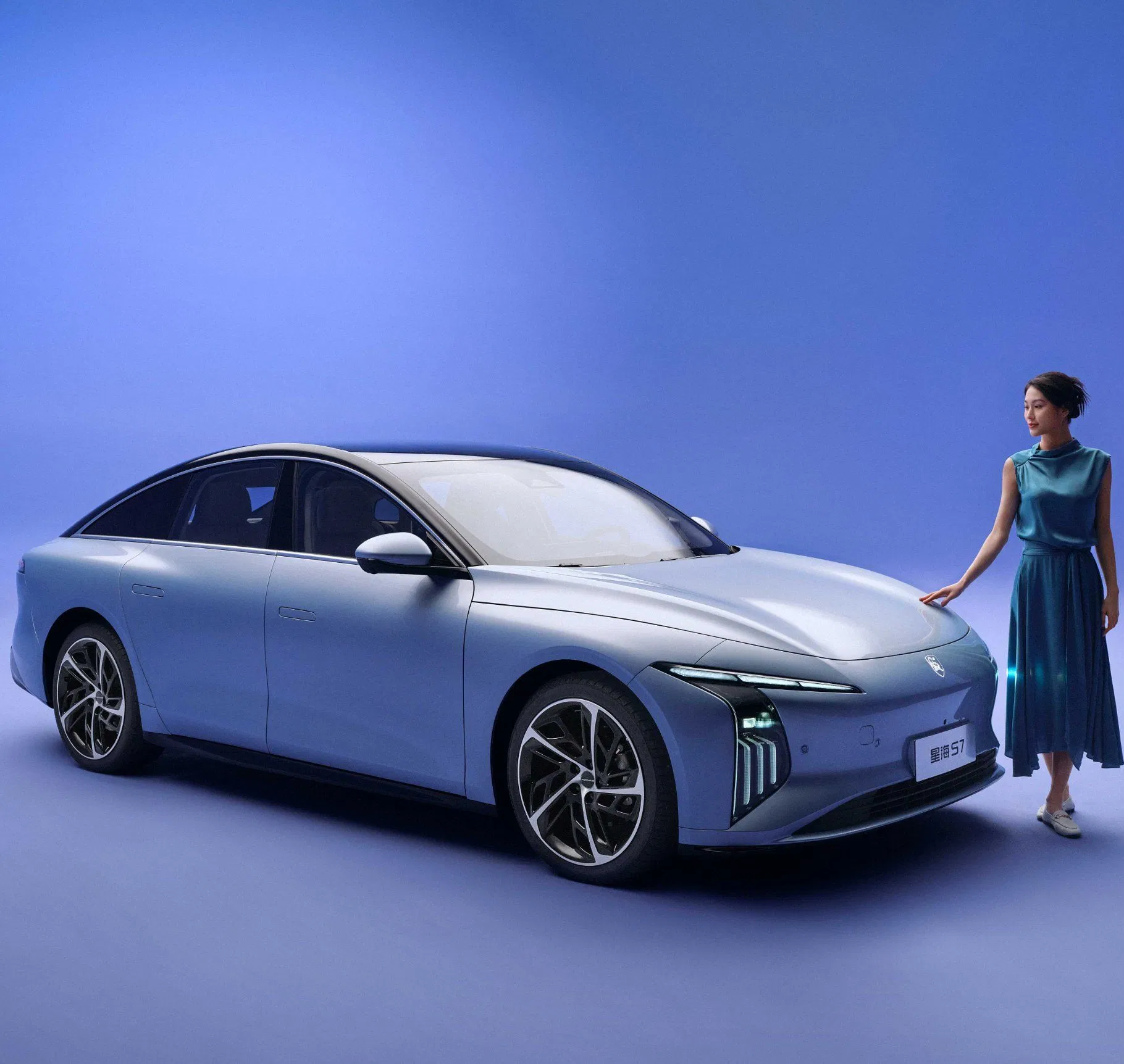 Forthing S7 Vehículo Eléctrico Premium con Sistema de Suspensión Trasera de Doble Brazo