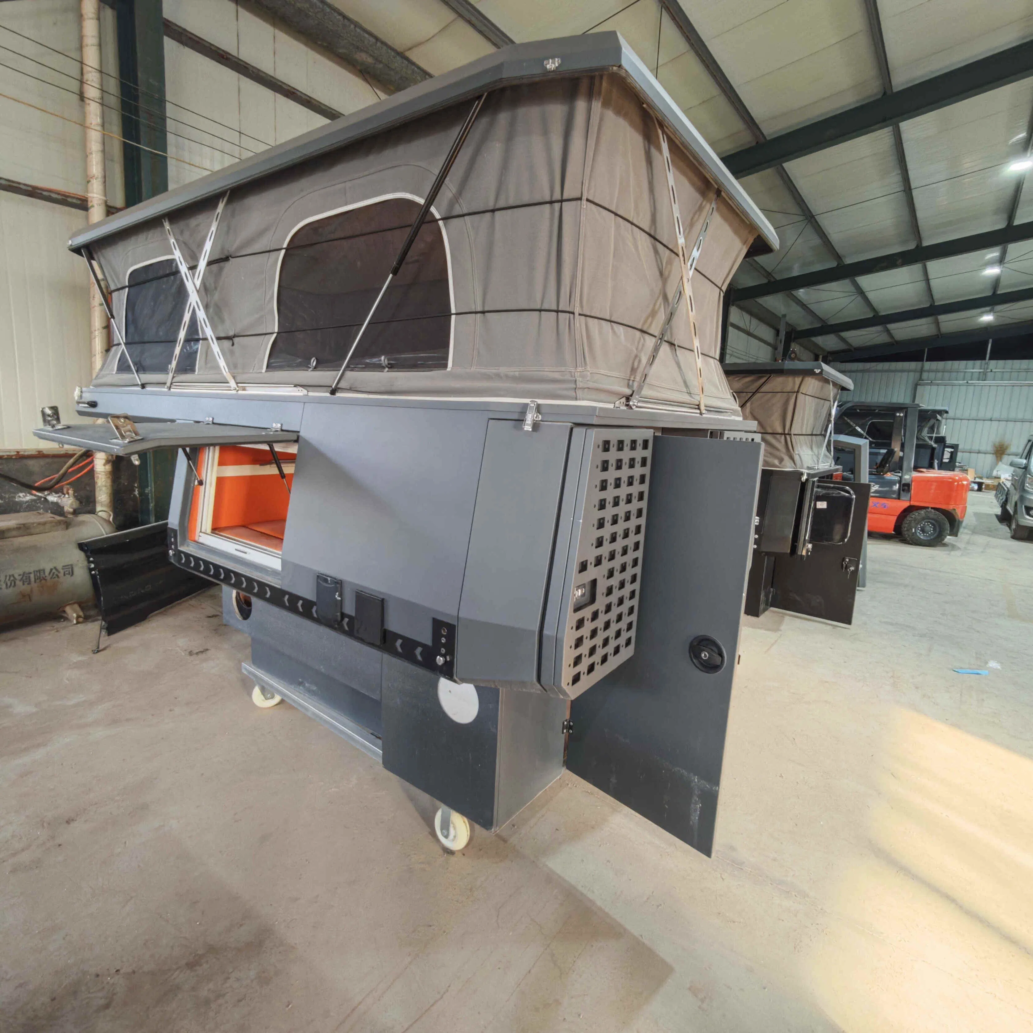 Camper de camión ecológico y portátil utilizando materiales reciclados y sistemas de bajo consumo energético