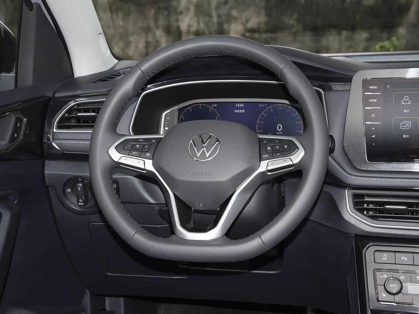 SUV Pequeño VW Taaru: Solución de Transporte Familiar Económica