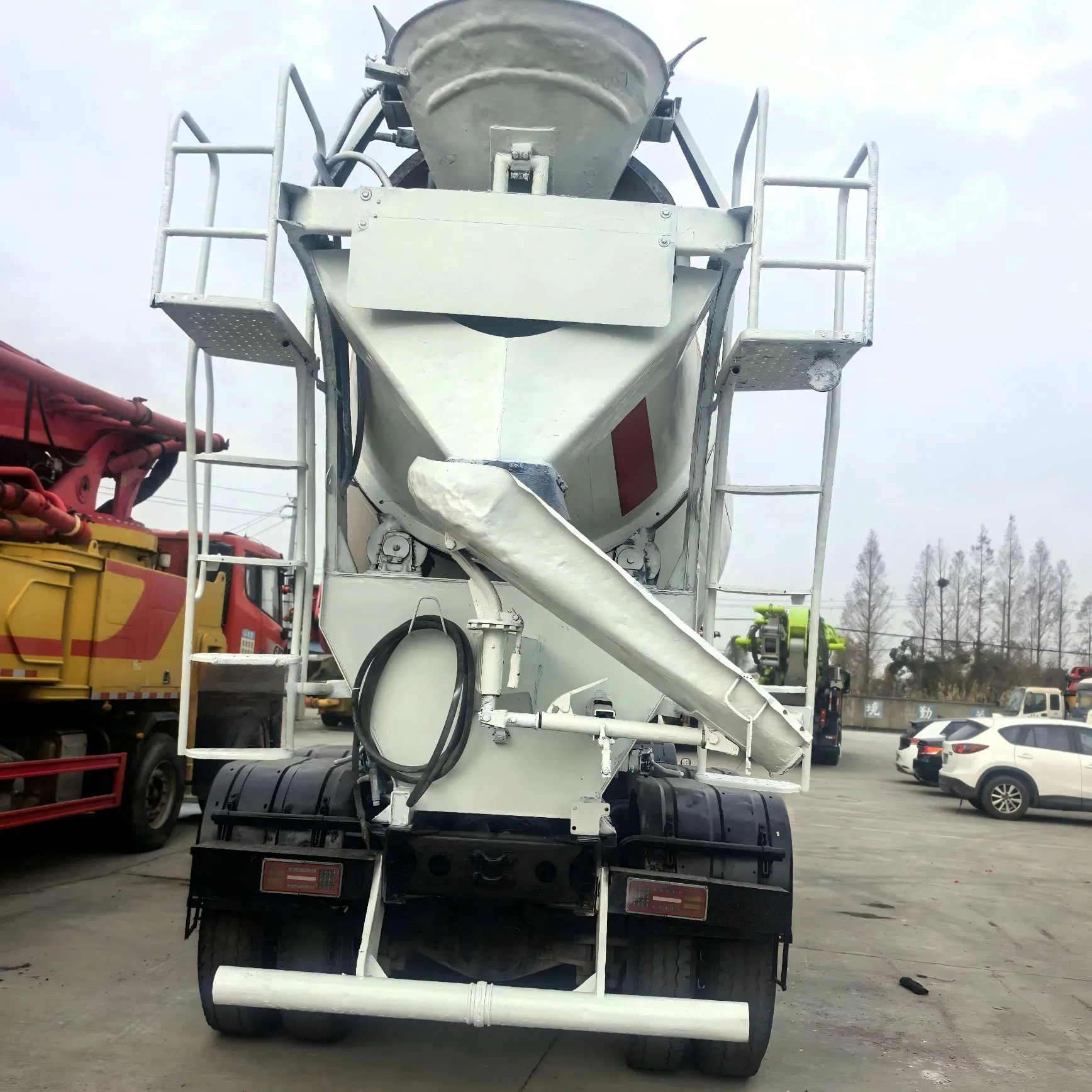 China Concrete Cement Mixing Machine Zoomlion Hydraulic Used HOWO 12 Cubic Meters 12cbm Concrete Mixer Truck