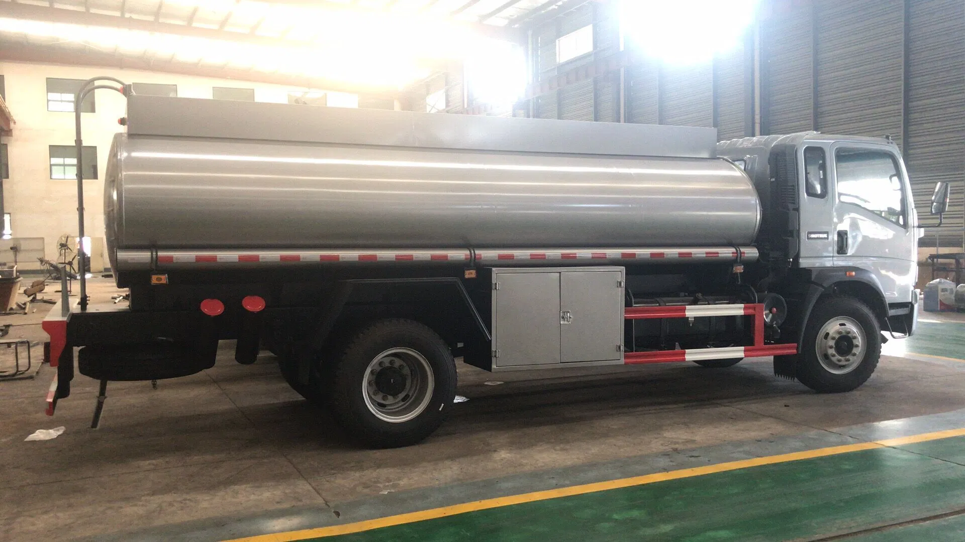 High Capacity HOWO Truck Oil Tankers for Efficient Fuel Transportation