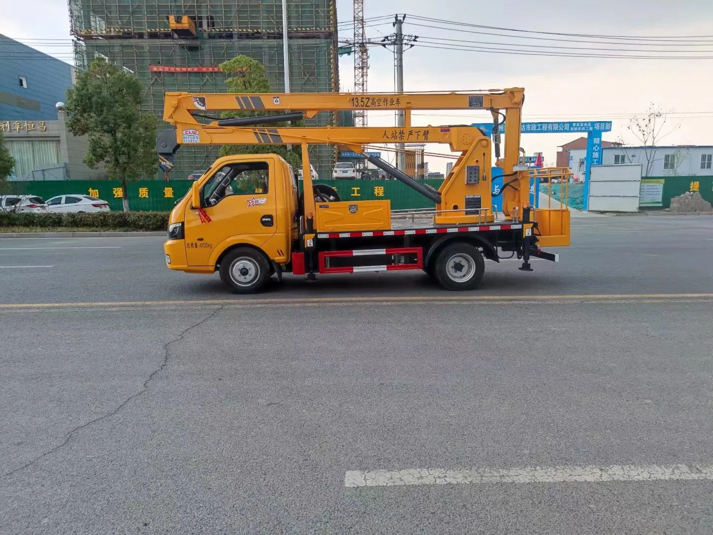 Telescopic Boom 4X2 Bucket Working Work Truck Aerial Platform