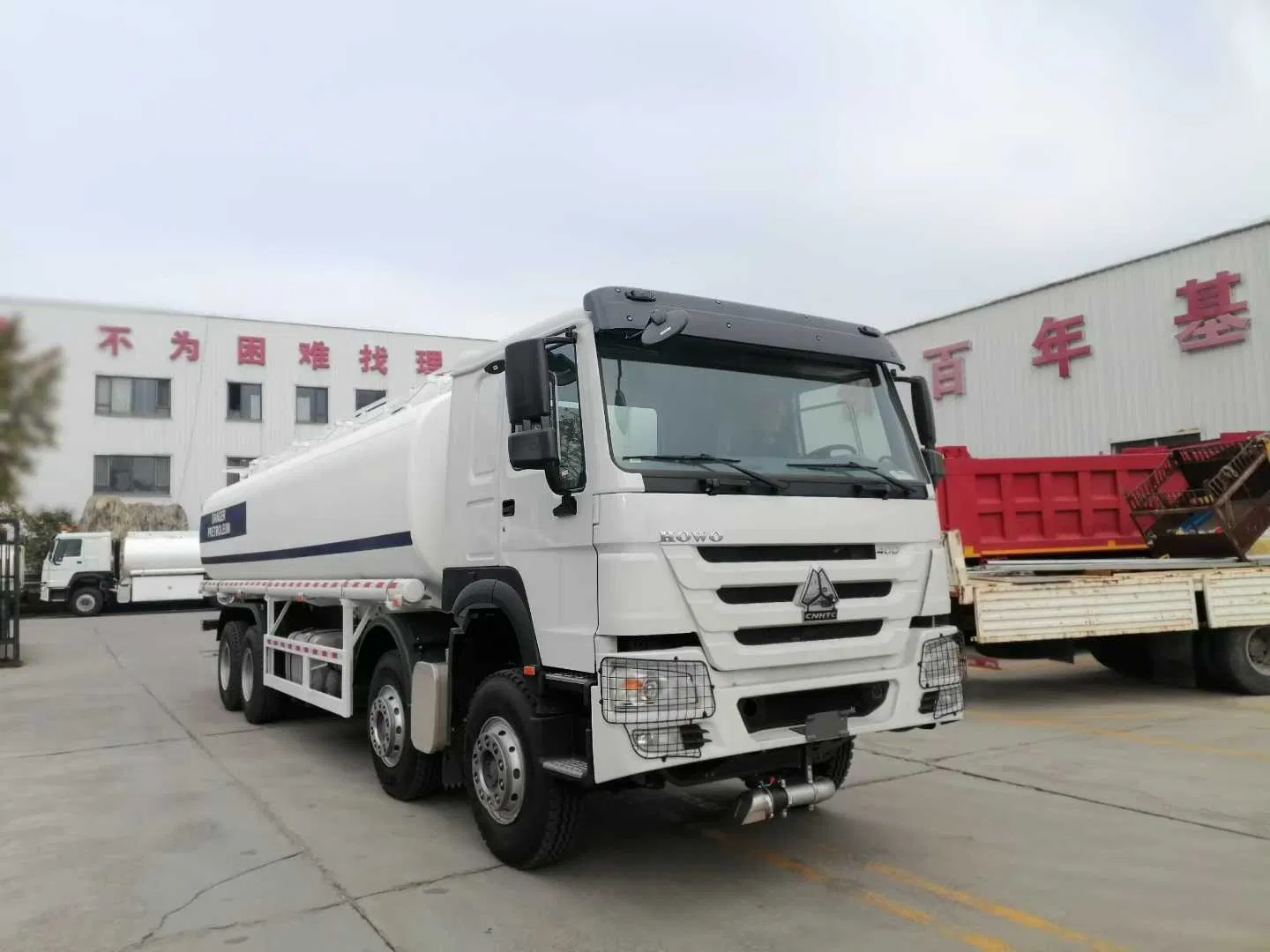 HOWO Fuel Tanker Truck / Oil Refuel Truck 8X4 Adr Oil Tank Truck Aluminum Alloy Oil Tank