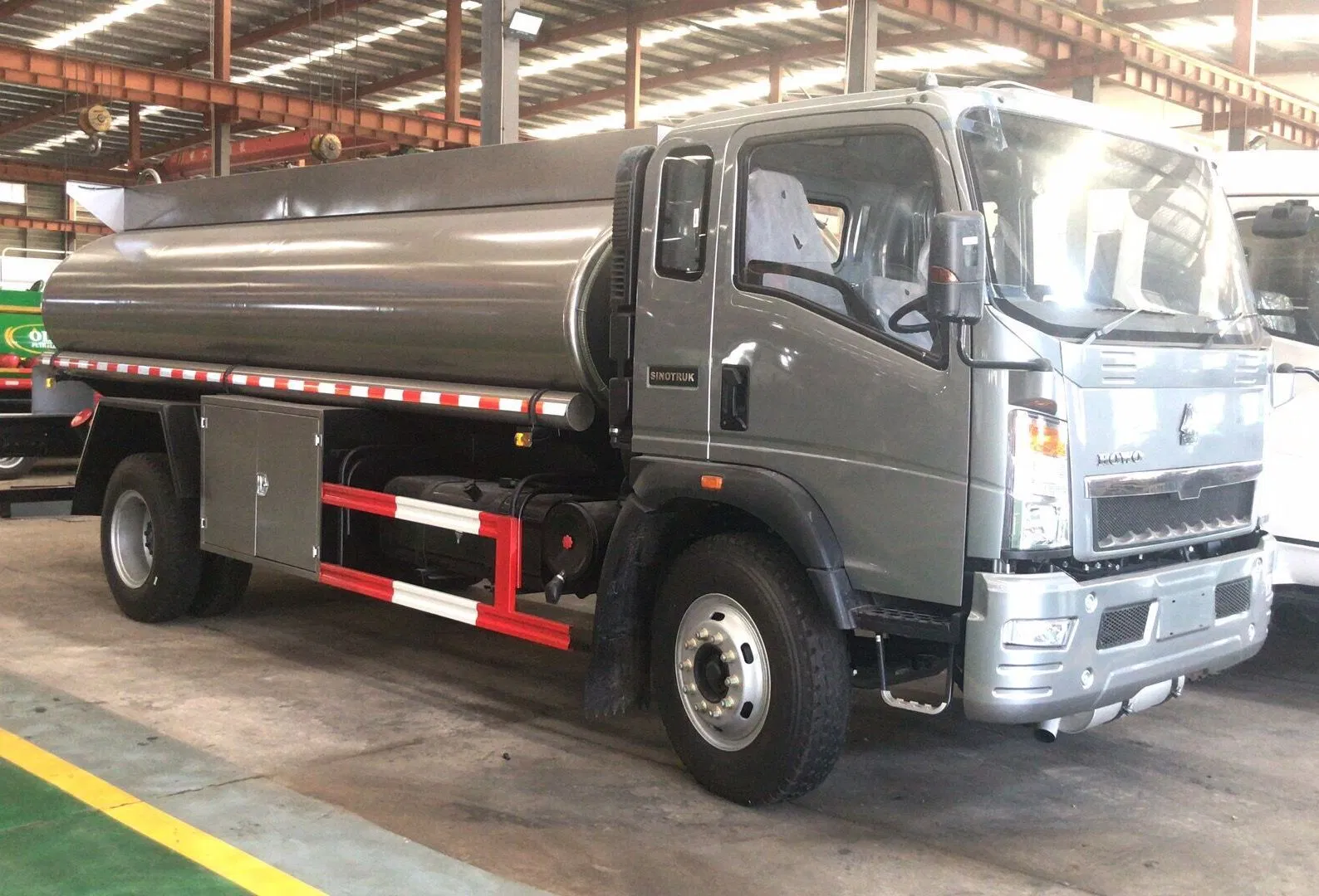 High Capacity HOWO Truck Oil Tankers for Efficient Fuel Transportation