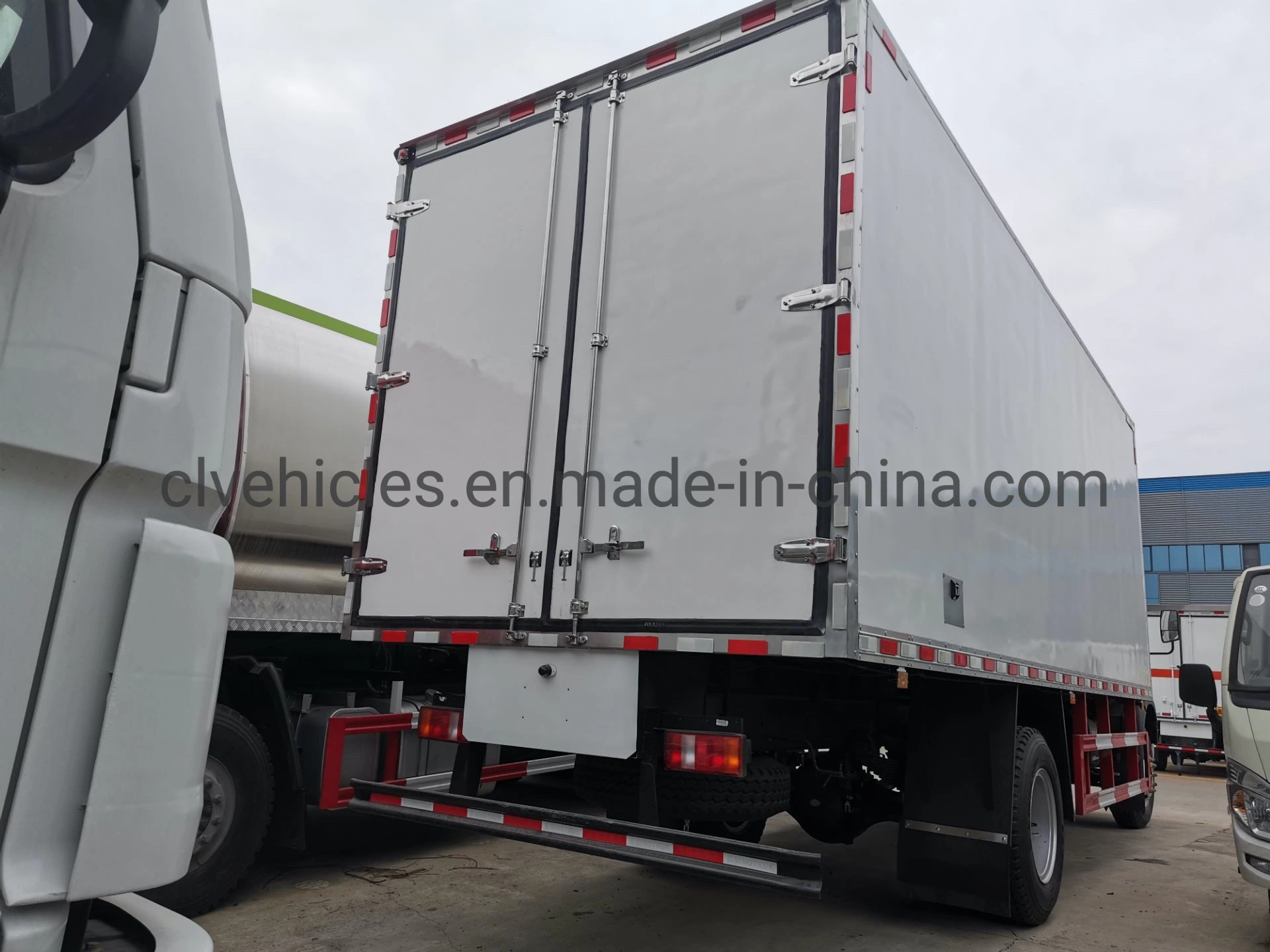 Sinotruk HOWO 4*2 Light Duty Reefer Refrigerated Van Truck with Thermo King Unit