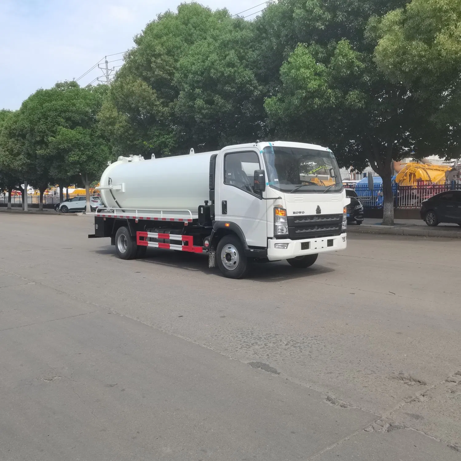 Heavy Duty 8*4 Sinotruck Sewage Suction Sewage Truck Vacuum Tank Truck Fecal Transport Truck