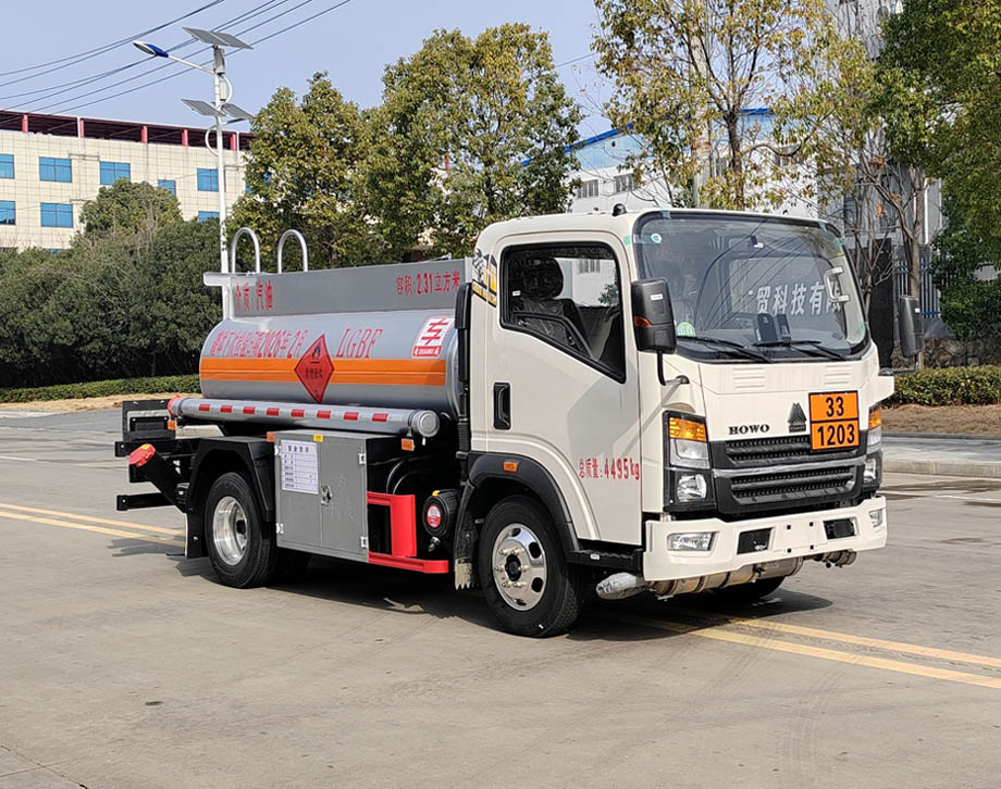 Blue-Plate 4.5t City Fuel Tanker (C-License Drivable) with 2,200L Massive Capacity &amp; up to 151HP Efficient Engine (1.54t Payload, 700kg/M³ Optimized for Gasolin