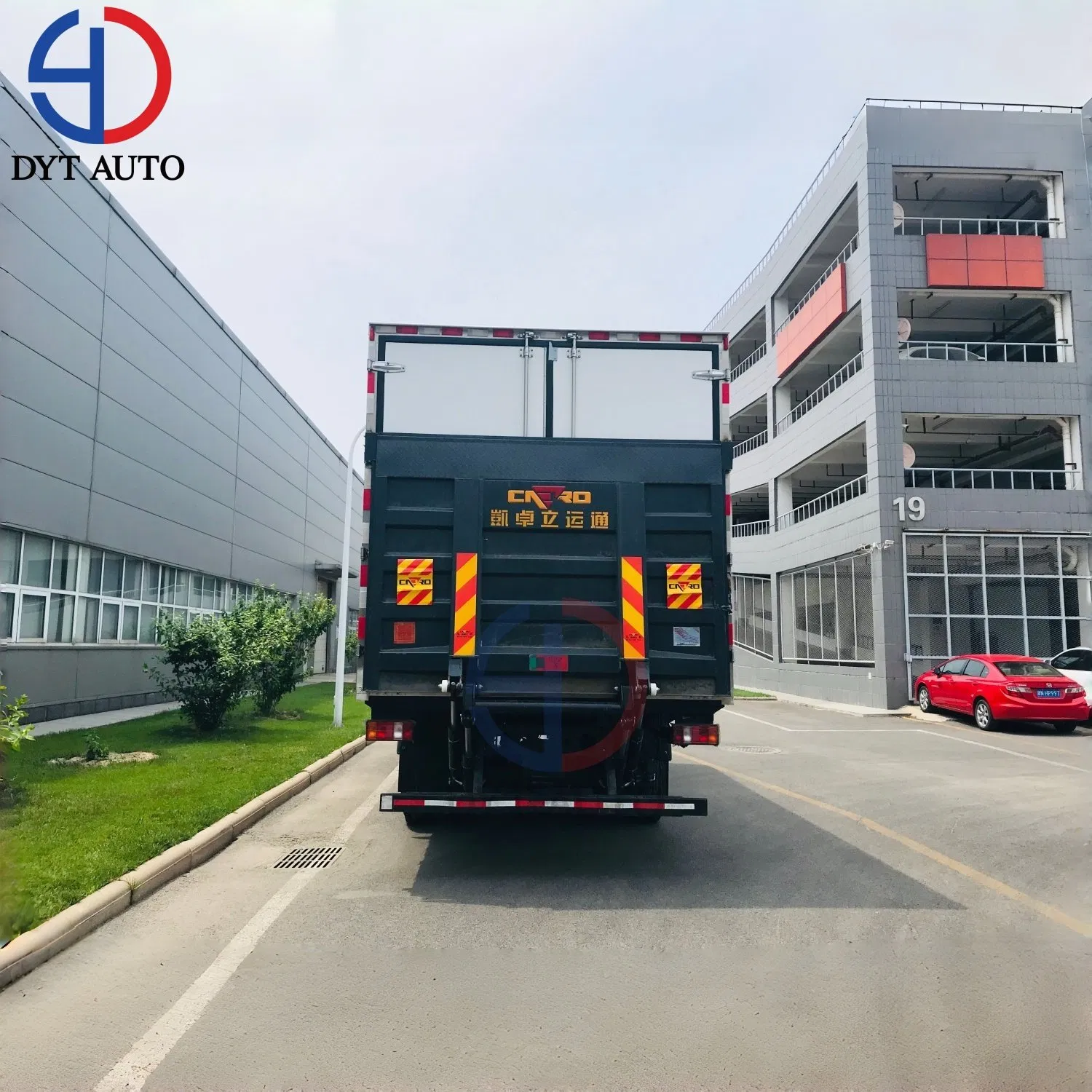 Customized HOWO 160HP 8ton 10ton Cold Chain Transportation Refrigerated Truck with Trail Lift