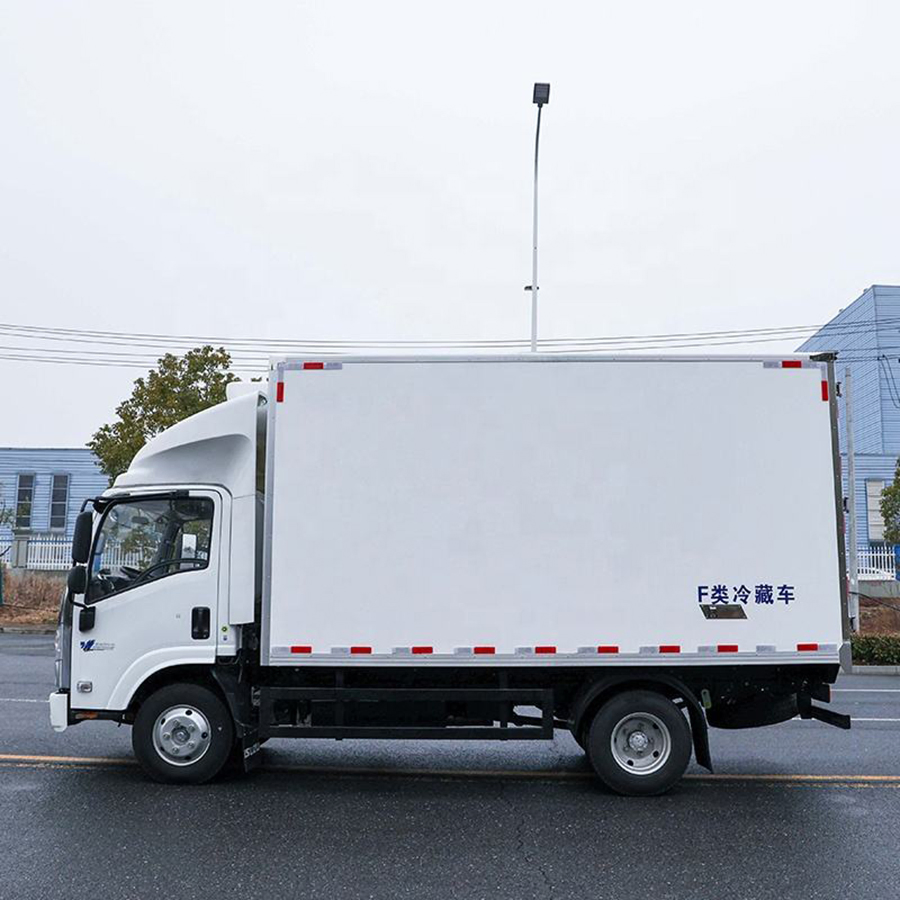 Japan Brand Light Duty Reefer Truck 5 Tons Refrigerated Truck Meat Transport for South America