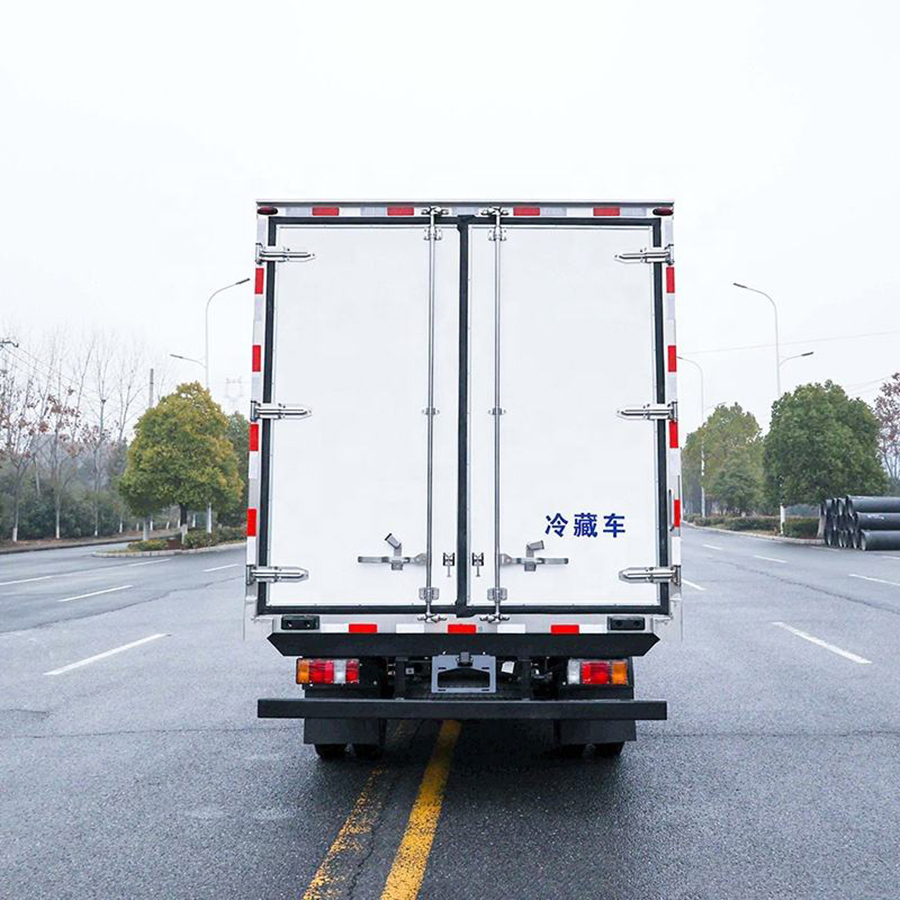 Japan Brand Light Duty Reefer Truck 5 Tons Refrigerated Truck Meat Transport for South America