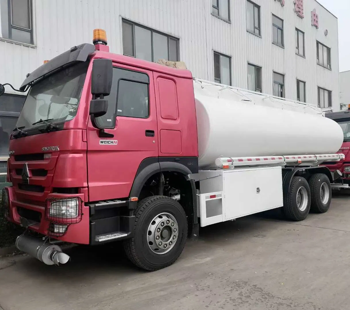 HOWO Fuel Tanker Truck / Oil Refuel Truck 8X4 Adr Oil Tank Truck Aluminum Alloy Oil Tank
