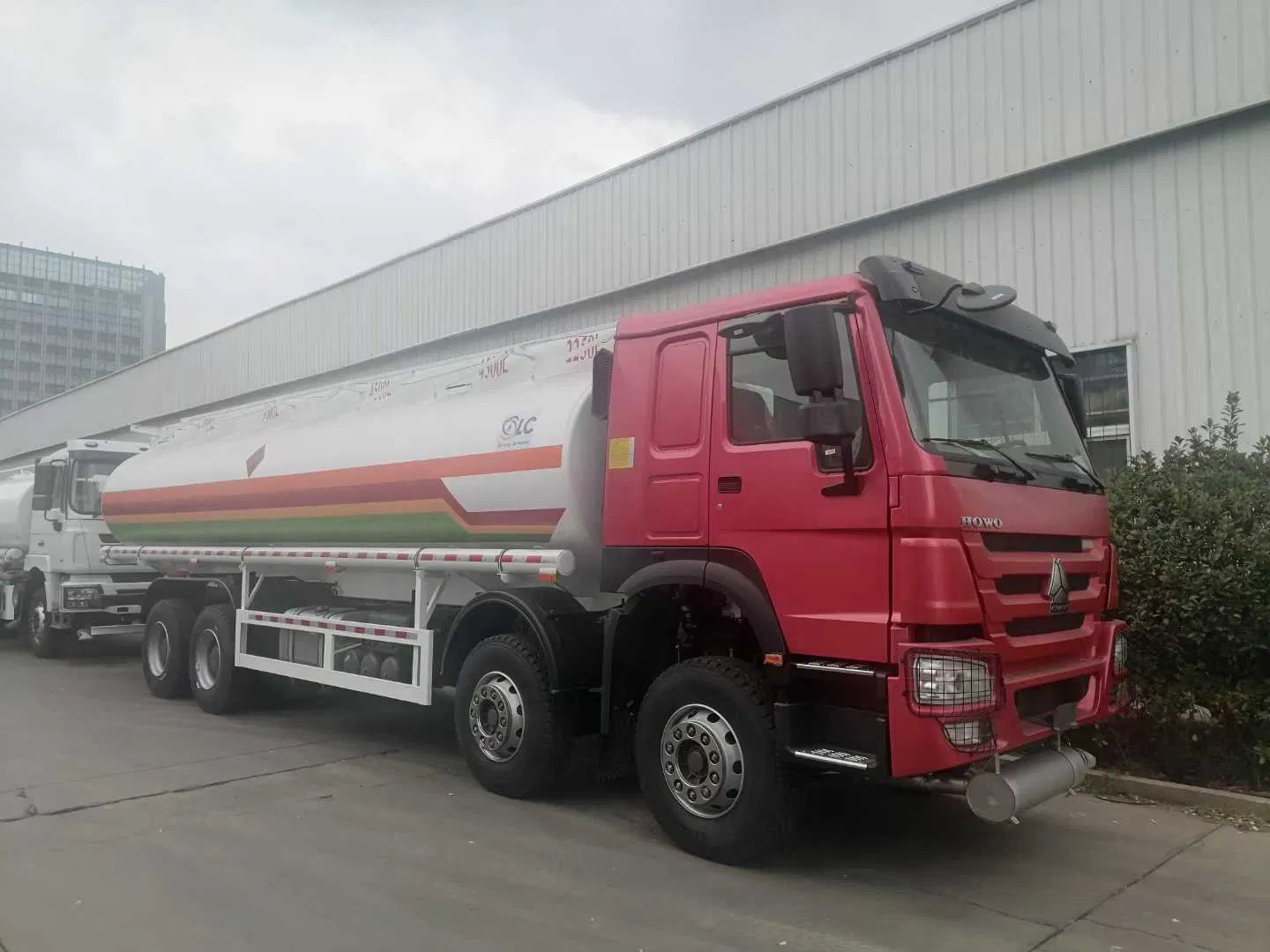 HOWO Fuel Tanker Truck / Oil Refuel Truck 8X4 Adr Oil Tank Truck Aluminum Alloy Oil Tank