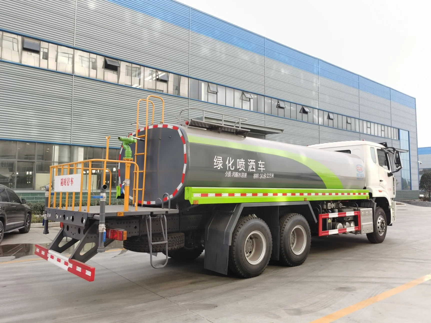 Heavy-Duty Water Bowser Sinotruk HOWO Left-Hand Drive Discount Price