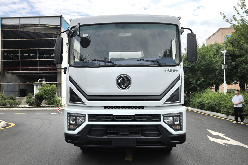 High-Capacity 13000L Dongfeng D9 Water Bowser for Efficient Watering