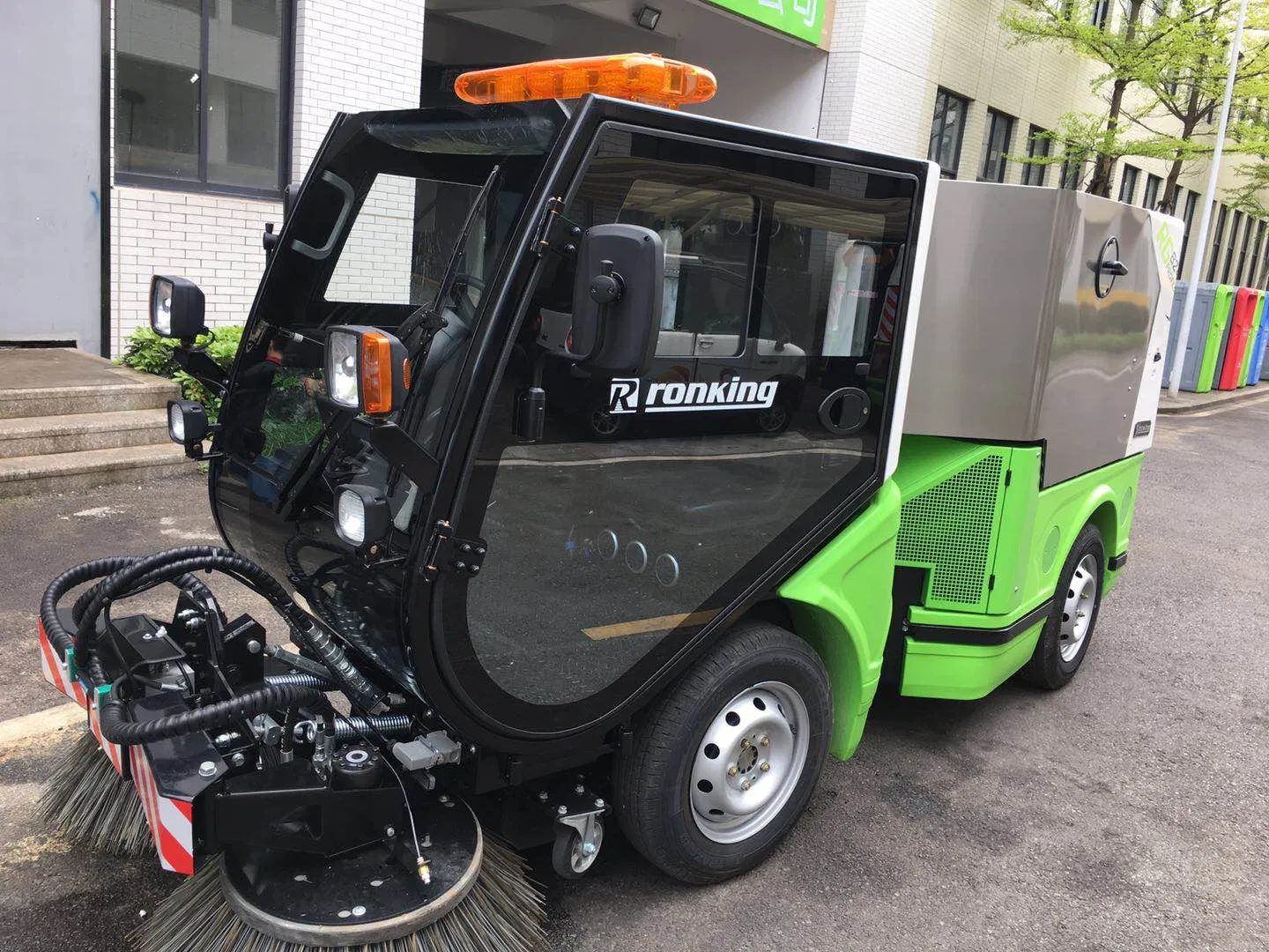 Diesel Sweeper Cleaning Vacuum Machine Ride on Street Road Sweeper with CE