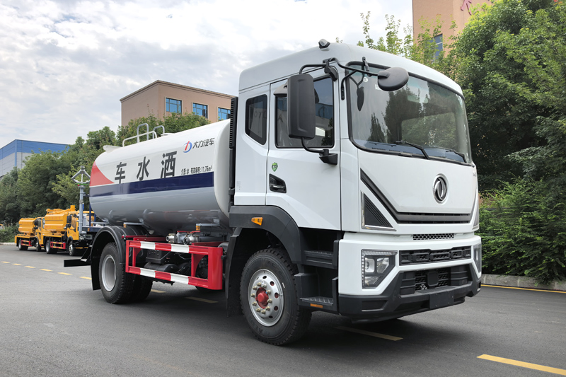 High-Capacity 13000L Dongfeng D9 Water Bowser for Efficient Watering