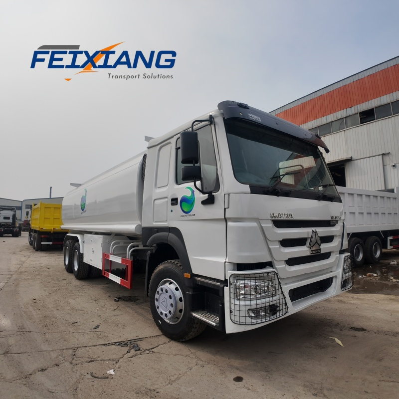 HOWO 6X4 New 25000litres Capacity Fuel Tank Truck Palm Oil Transportation Tanker Truck 371HP