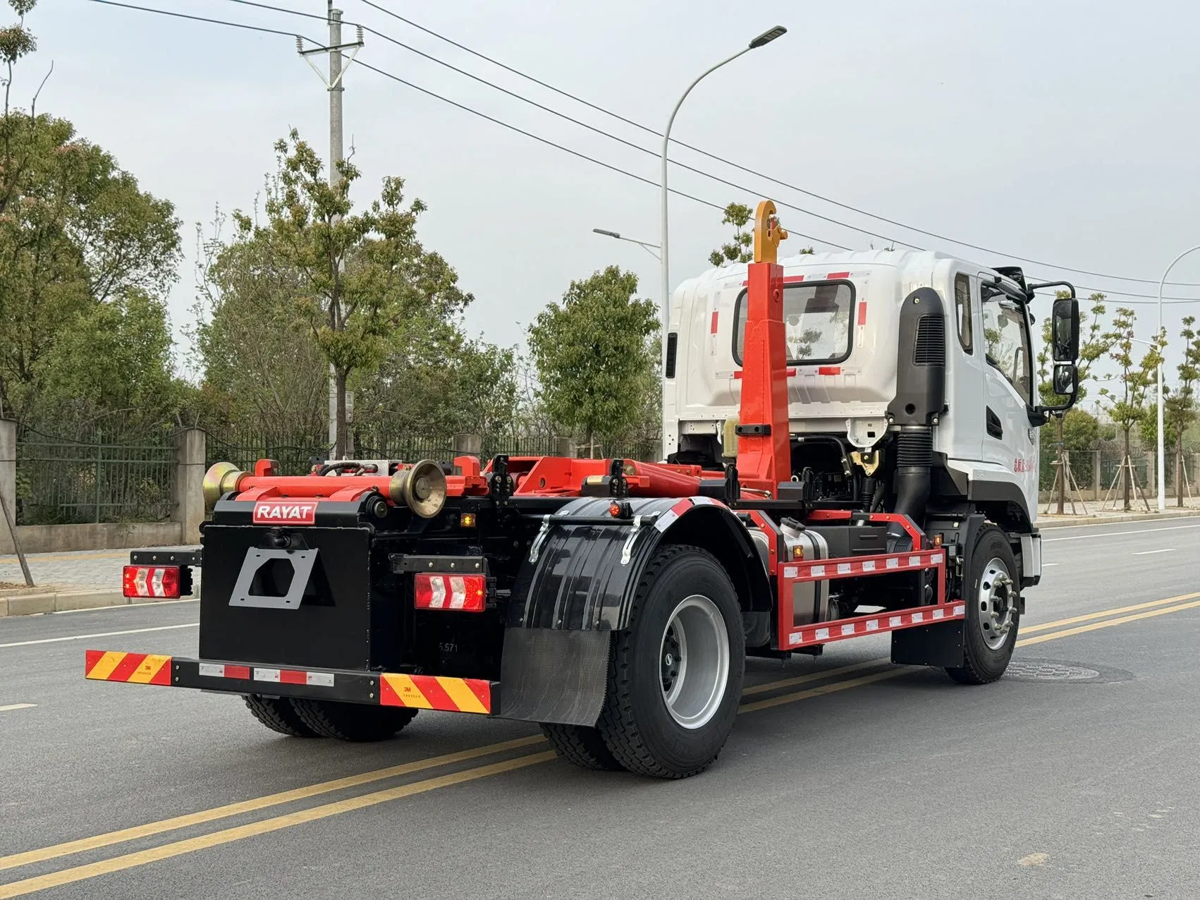 Durable Shacman Delong Short Wheelbase 18-Ton Heavy-Duty Hook Lift Garbage Truck