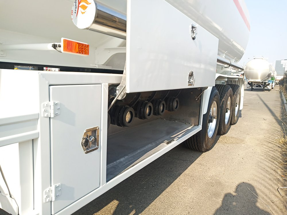 Hcsv Oil Tank Truck 25000L 20000L Carbon Steel Tanker Customizable Tank 6X4 8X4 10 Wheel 12 Wheel Fuel Tank Truck