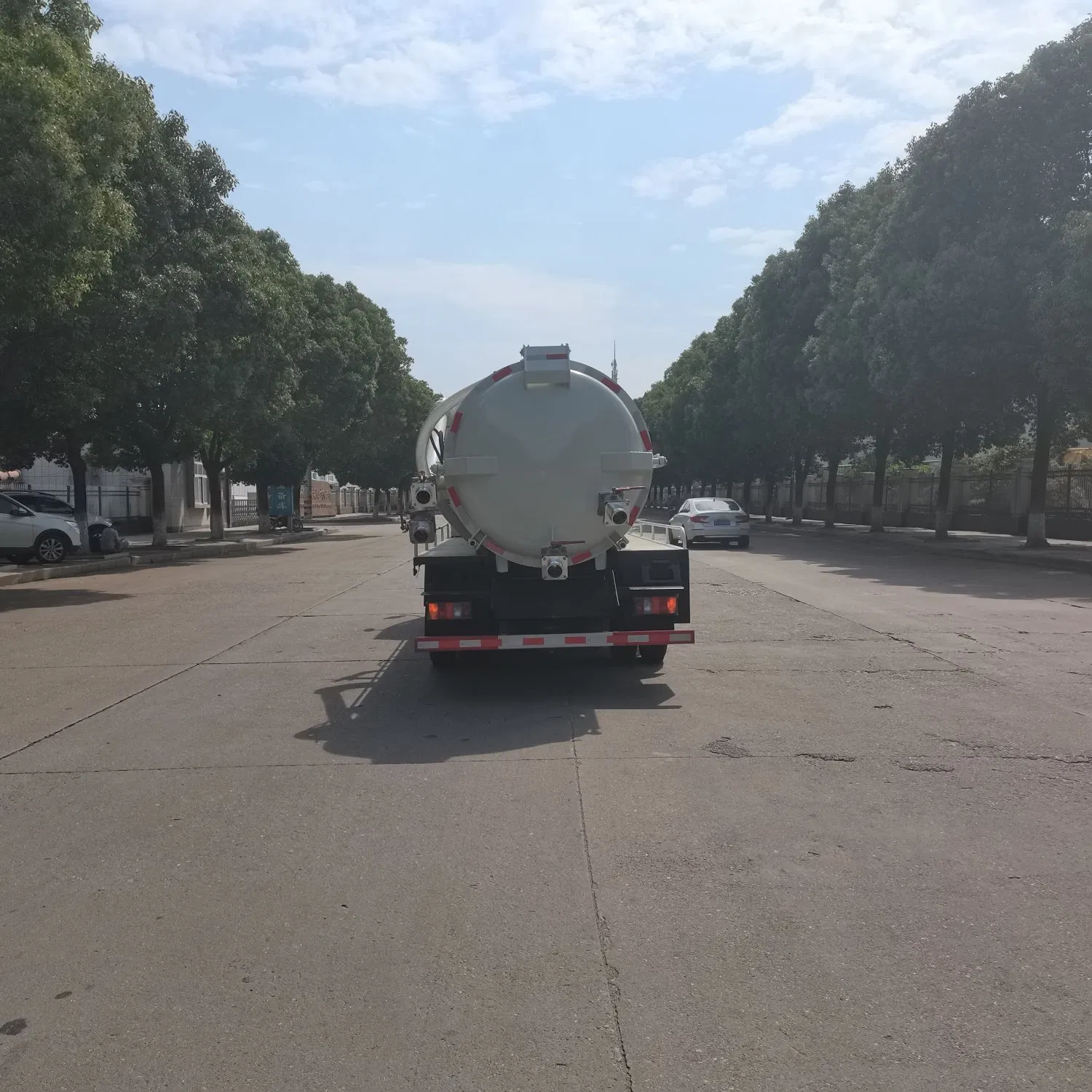 Heavy Duty 8*4 Sinotruck Sewage Suction Sewage Truck Vacuum Tank Truck Fecal Transport Truck