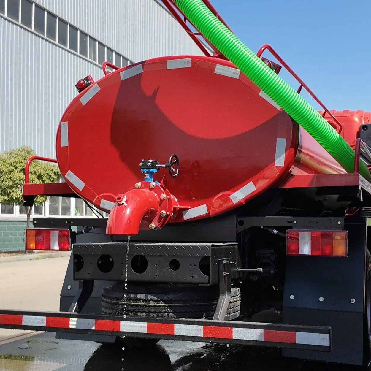 SINOTRUK HOWO 4x2 5000 Liters 10000 Liters Vacuum Sewage Suction Tanker Tank Truck Fecal Suction Truck Septic Truck with Clearing Function Truck