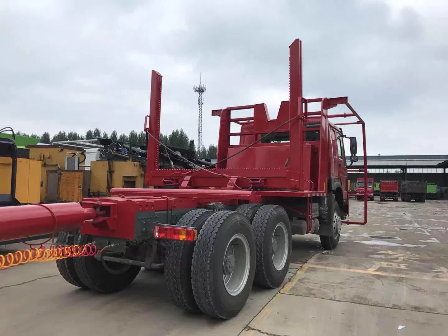 Sinotruk HOWO 6× 4 8× 4 Log Transportation Truck Transporting Economic Timber Log Wood Timber Steel Logging Factory