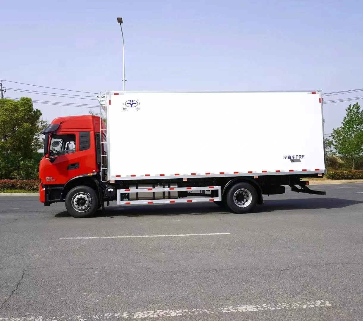 Cheap Price Dongfeng 4X2 6.8m Refrigerated Van Truck Refrigerated Delivery Van Truck