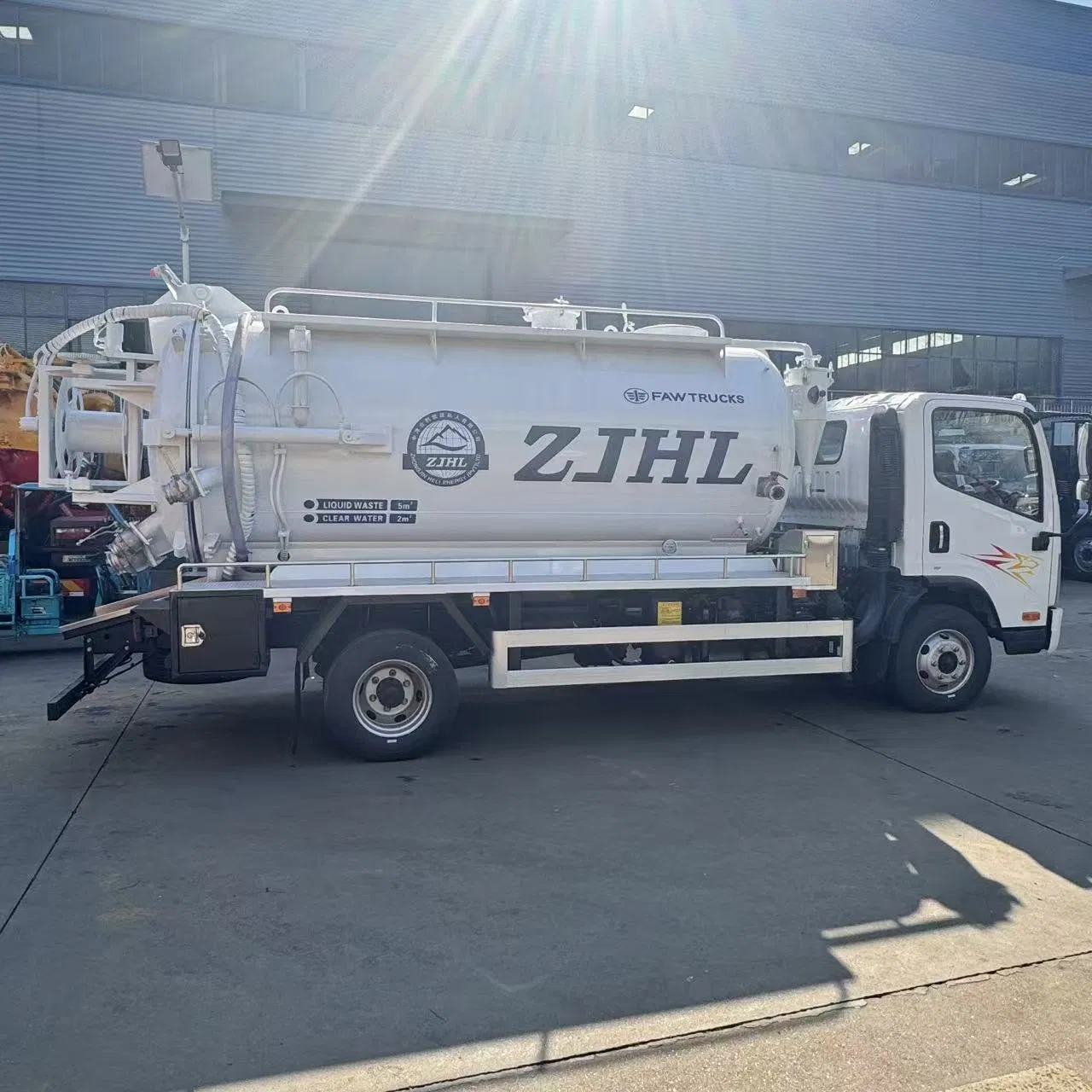 4X2 FAW 8m³ Sewage Suction Truck High Capacity Vacuum Sewage Cleaning Truck for Municipal Sanitation